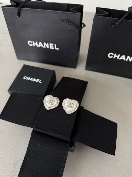 Aretes CC corazón plateado