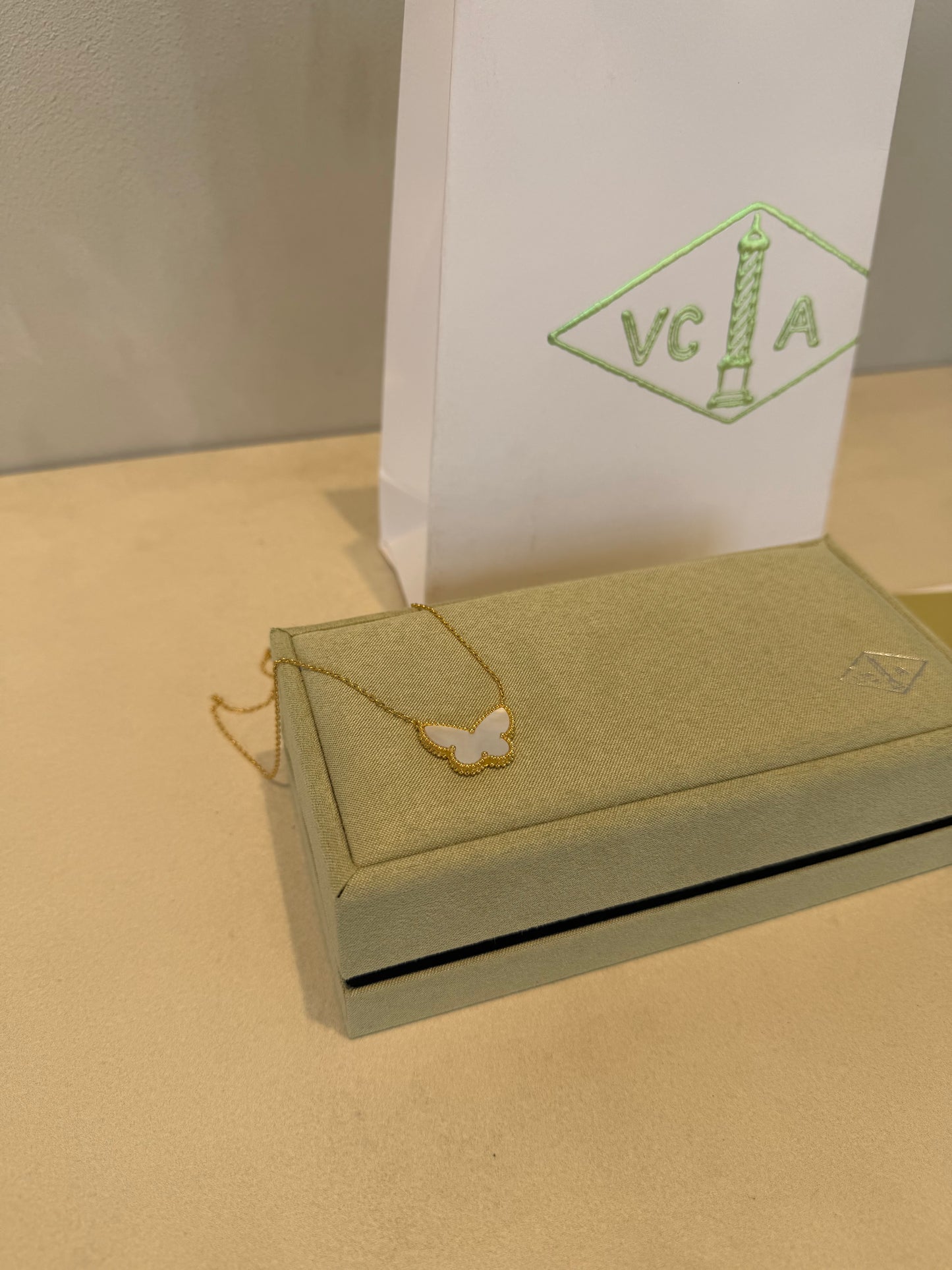 Collar VCA mariposa grande