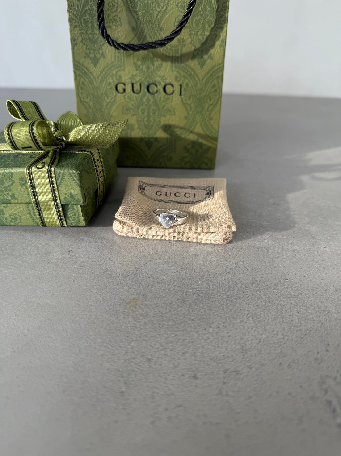 Anillo GG corazón plateado