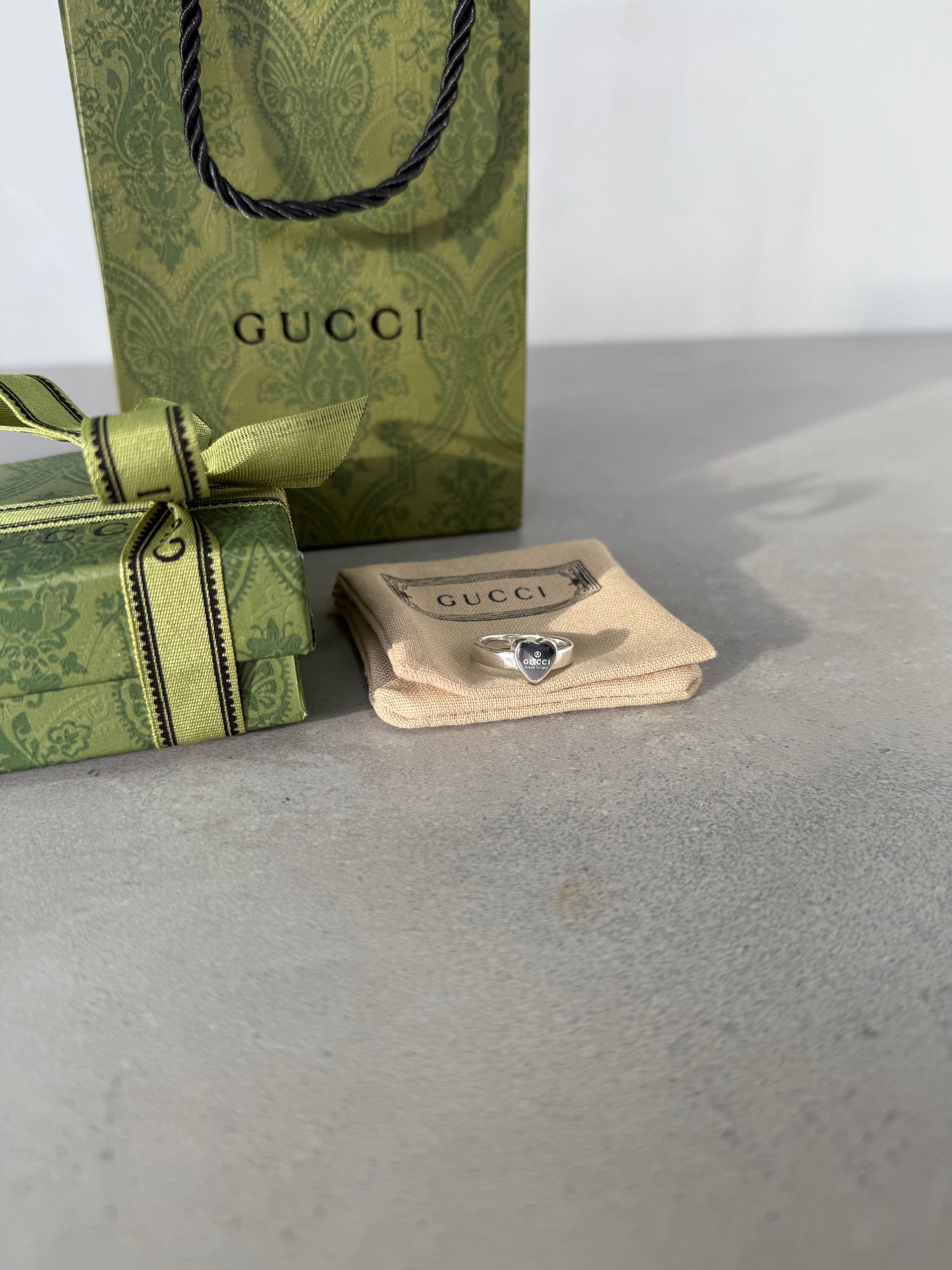 Anillo GG corazón plateado