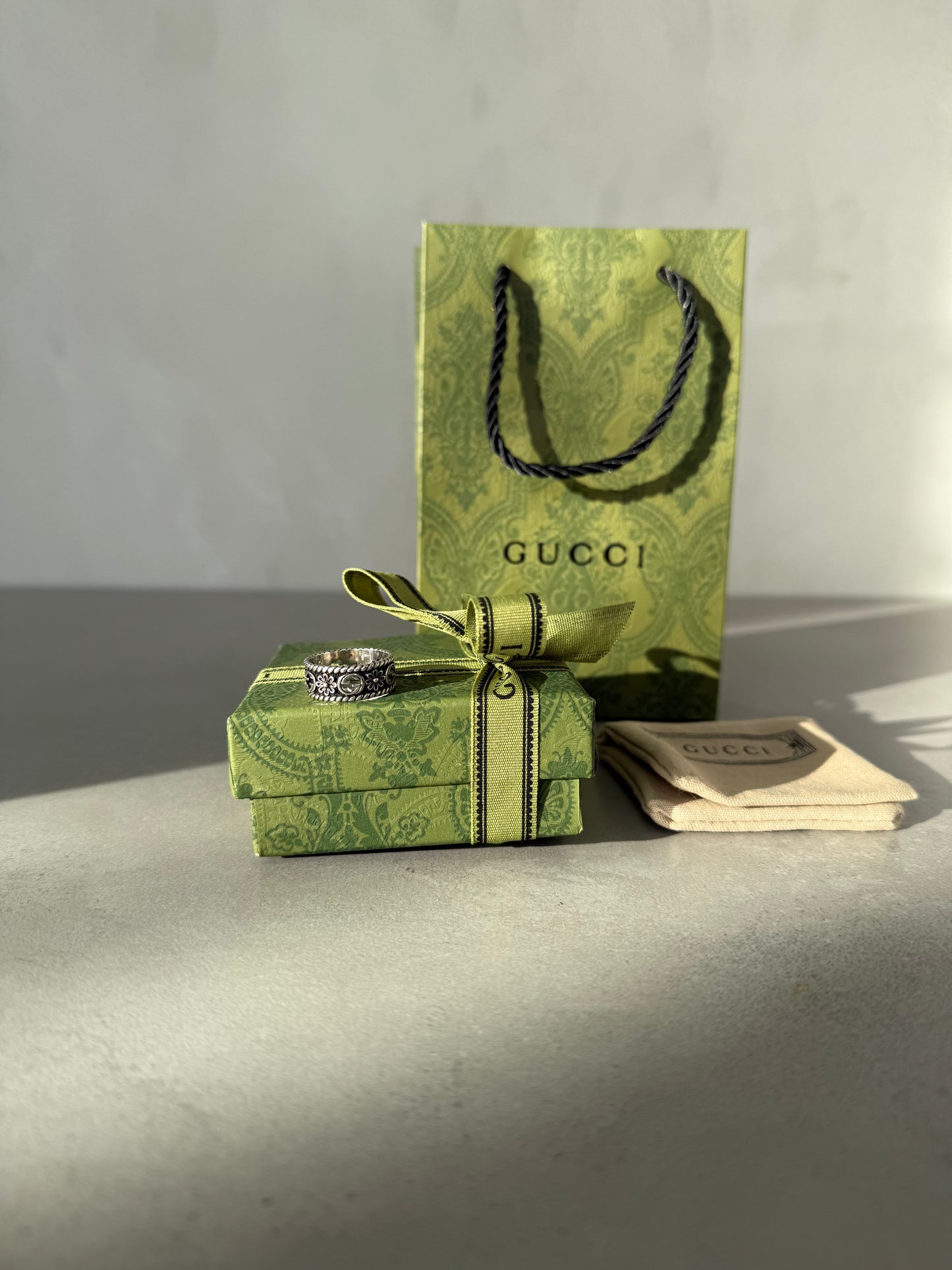 Anillo GG plateado y negro