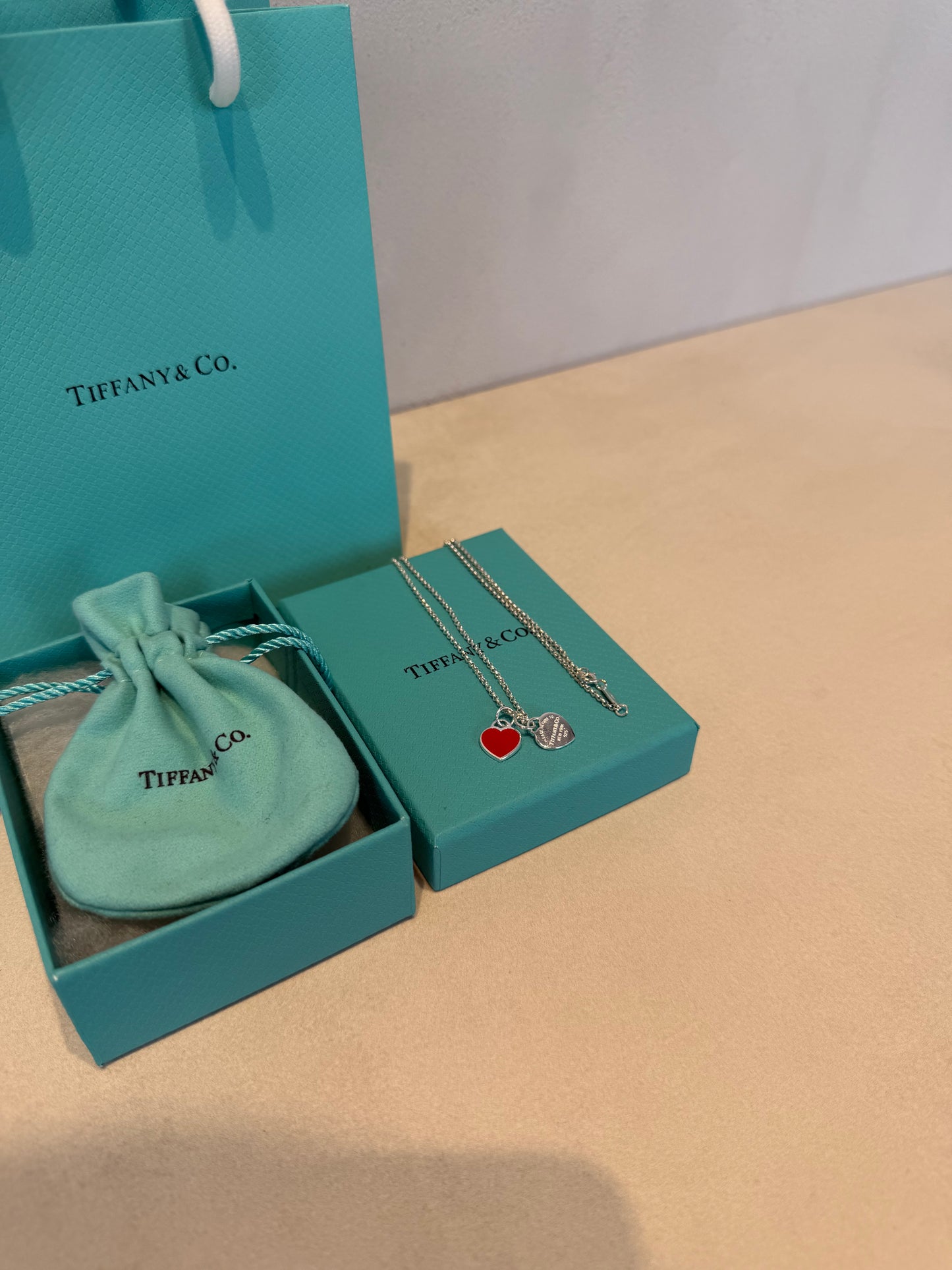 Collar TIF corazón rojo