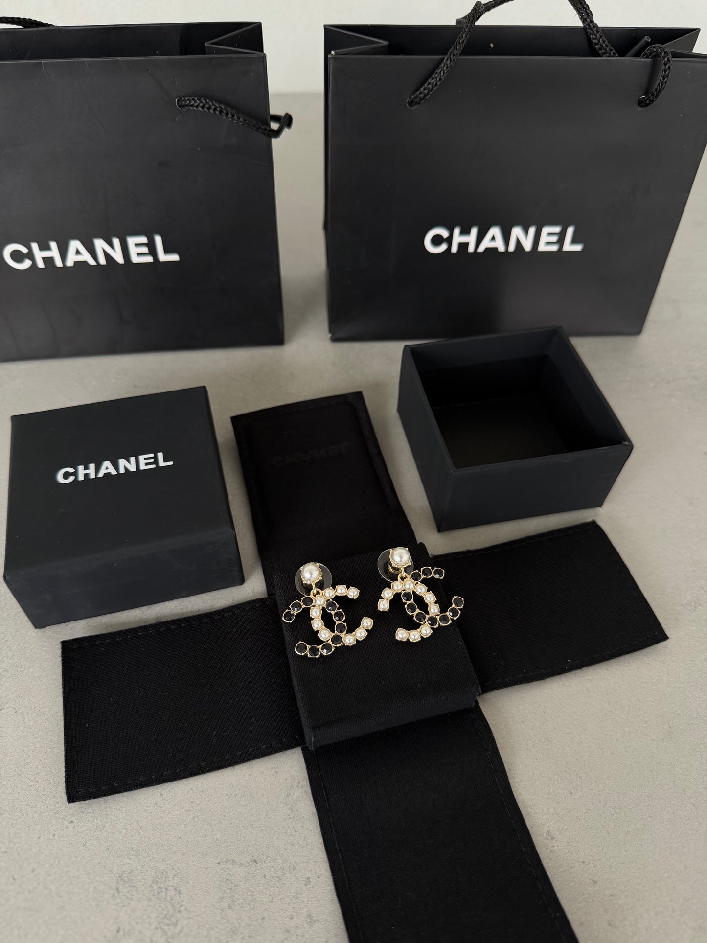 Aretes CC negro y blanco