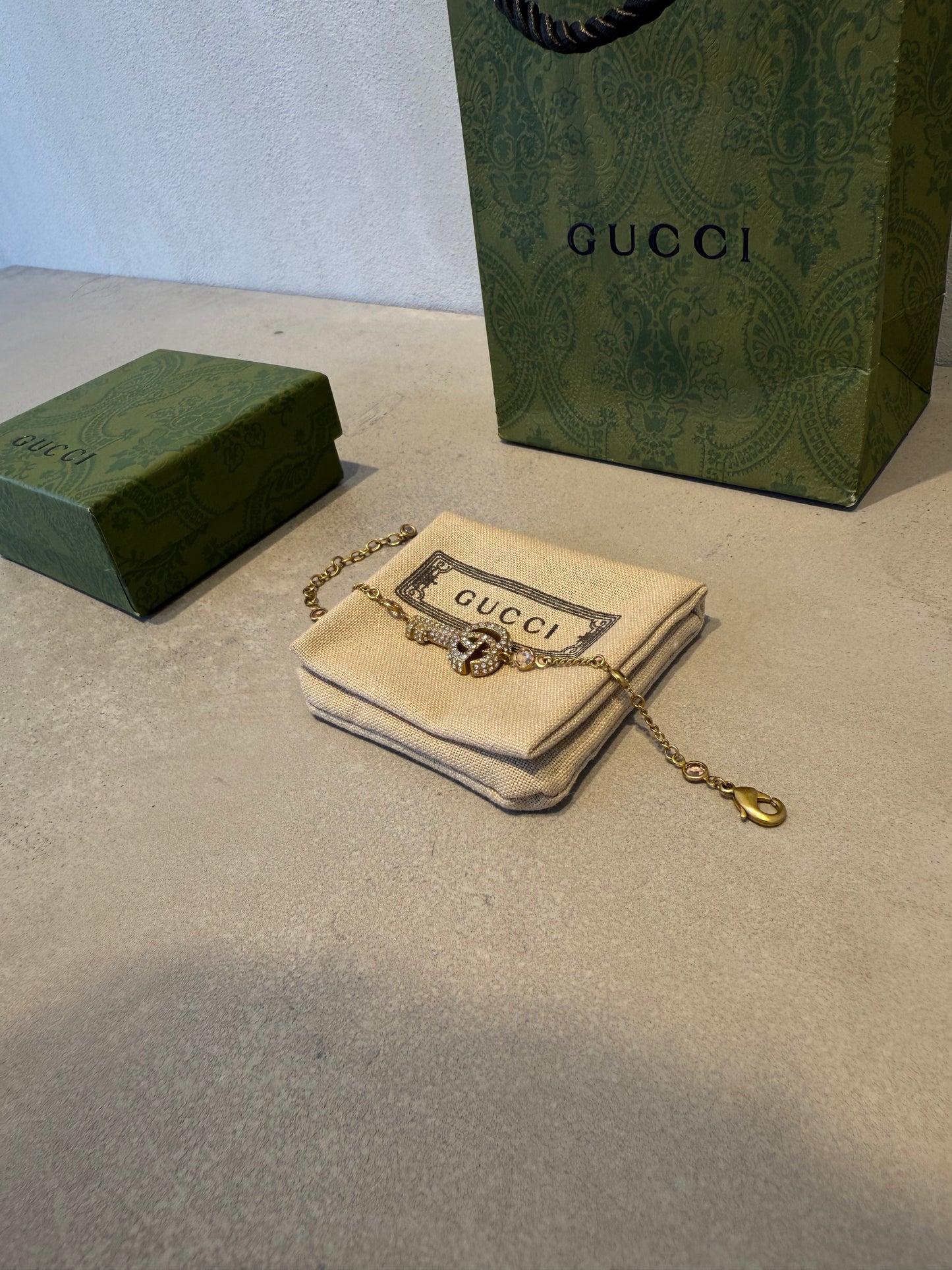 Pulsera GG llave dorada diamantes rosa