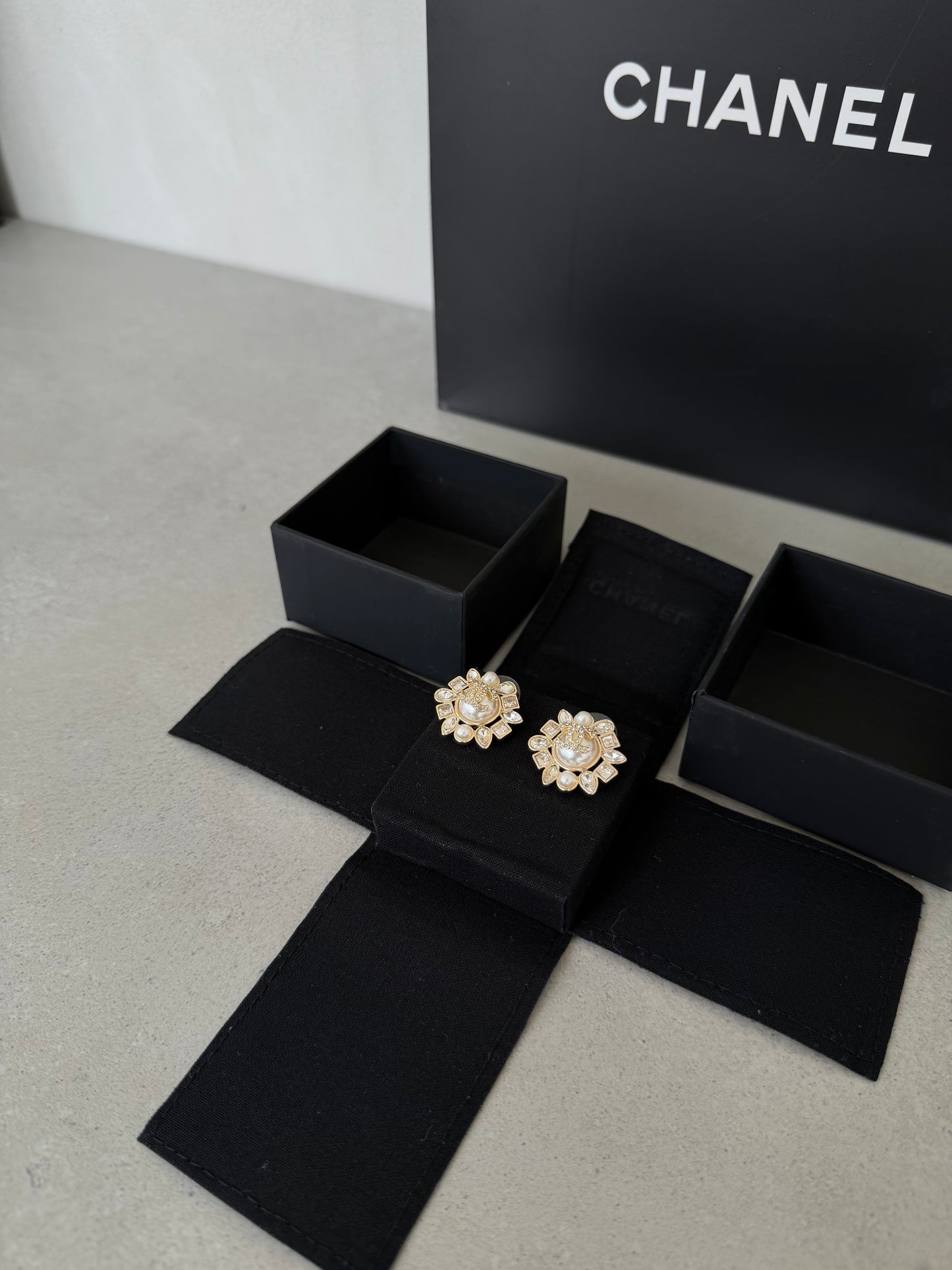 Aretes CC flor con perlas y diamantes - 5476