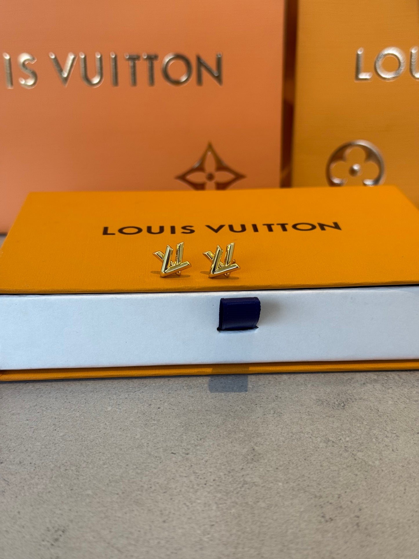Arete LV dorados