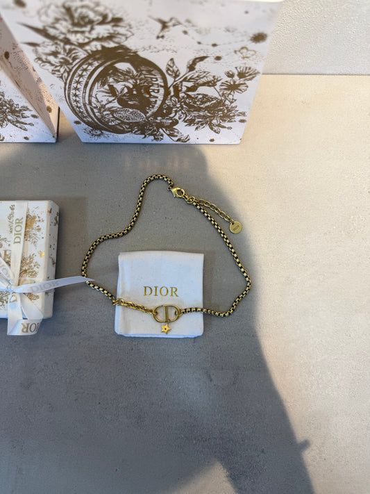 Collar CD dorado con estrella