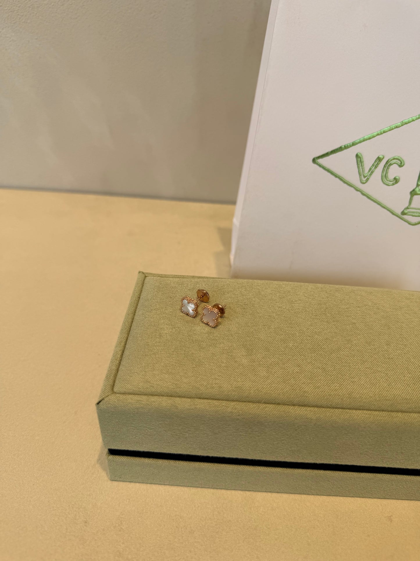 Aretes VCA blanco -rosa pequeño