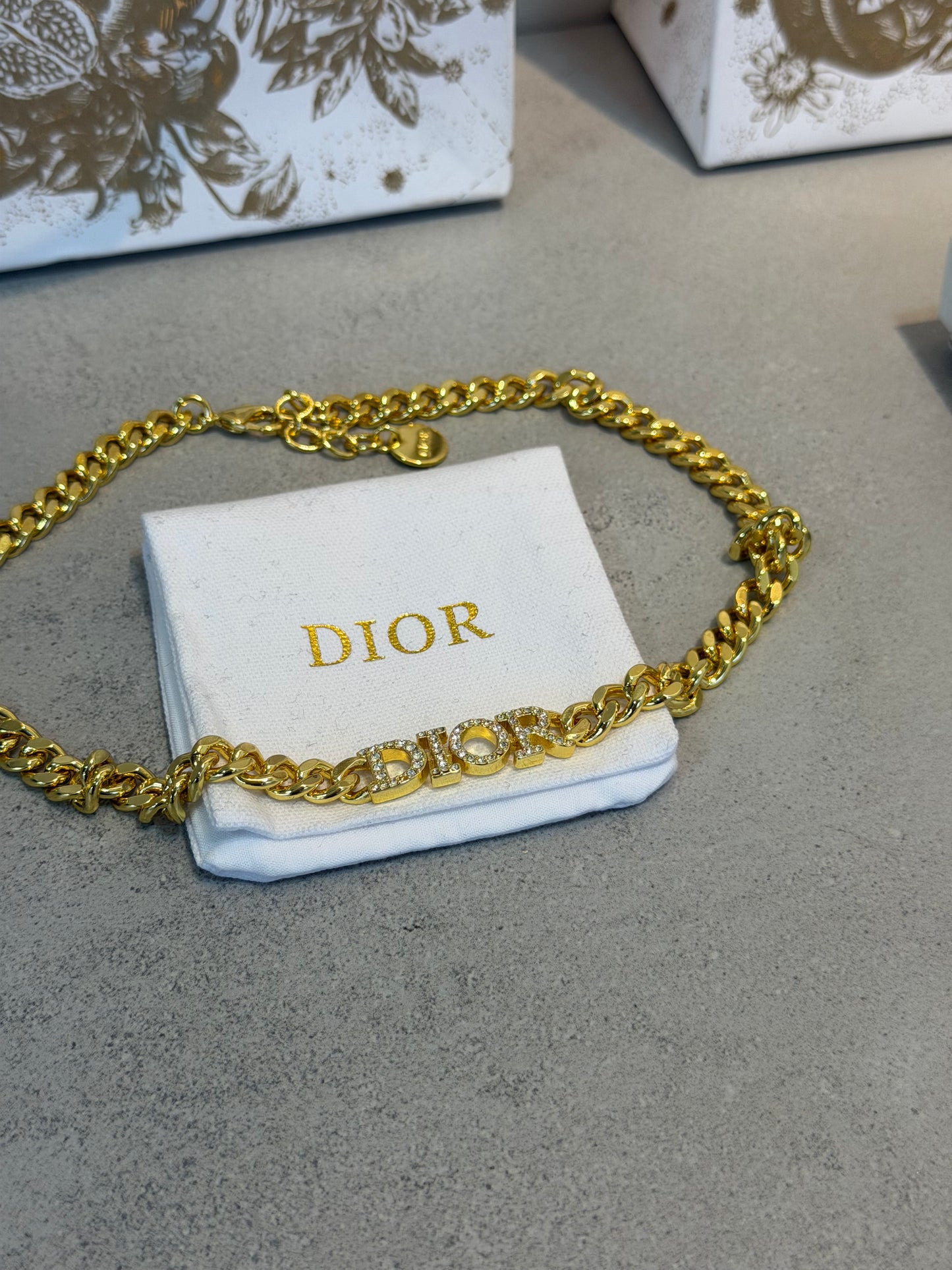 Collar CD logo con diamantes