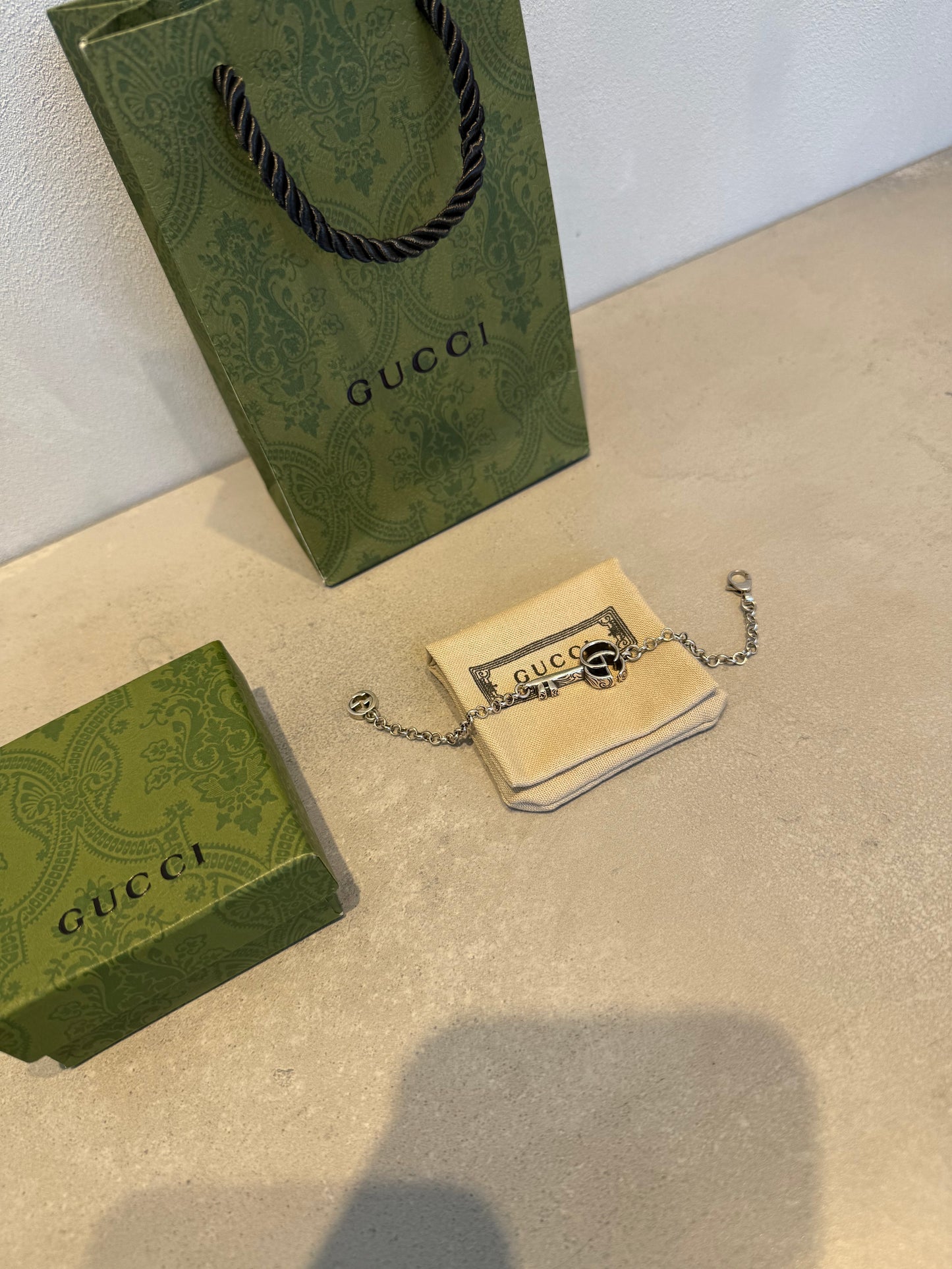 Pulsera GG llave plateada