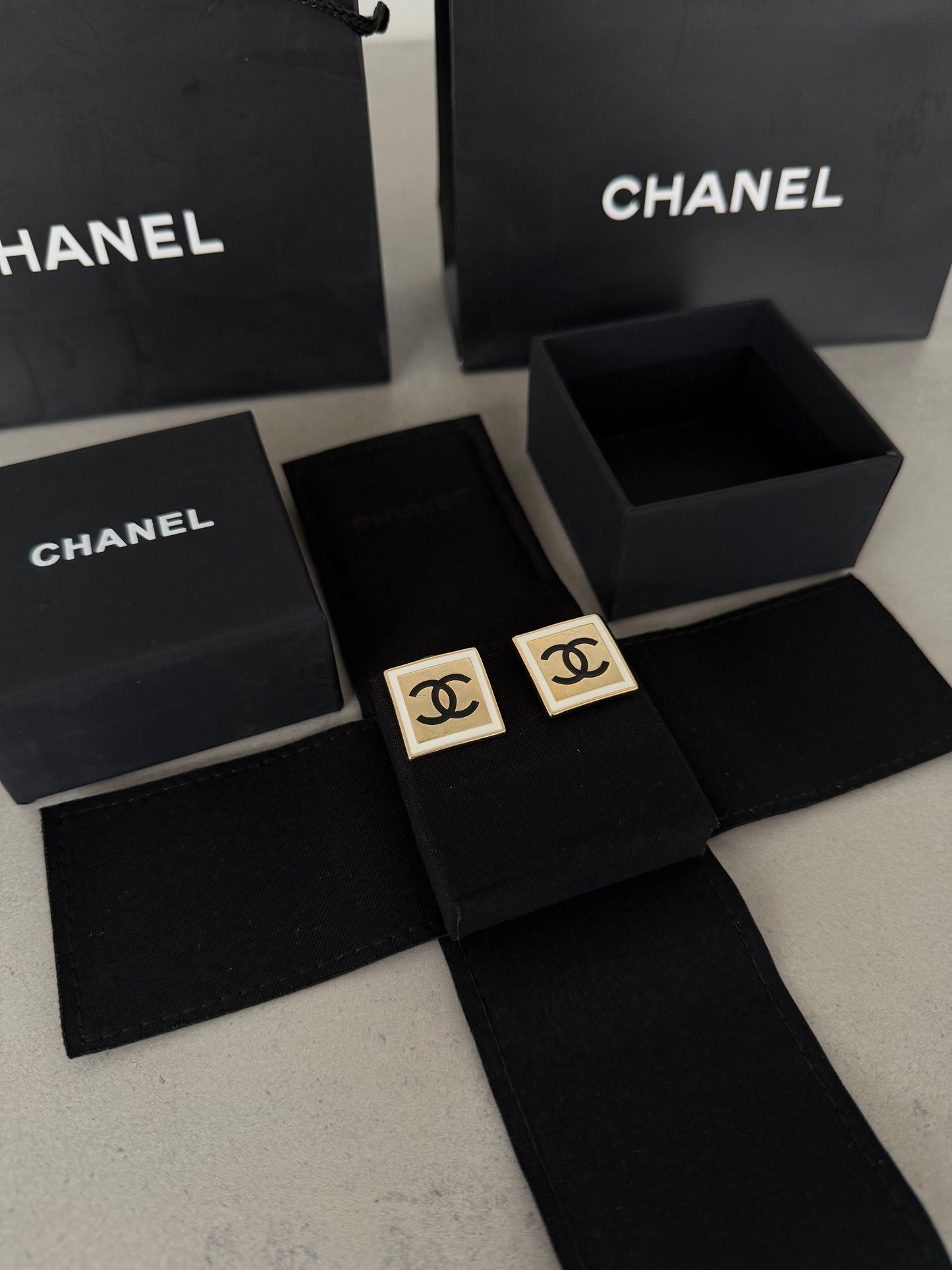 Aretes CC logo negro y dorado