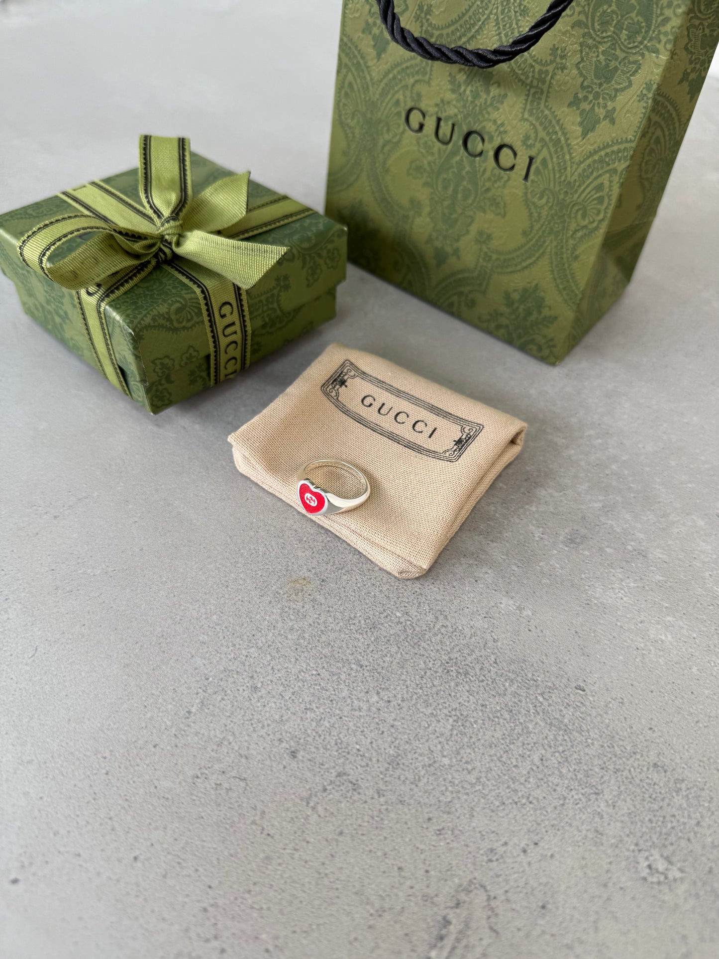 Anillo GG corazón rojo