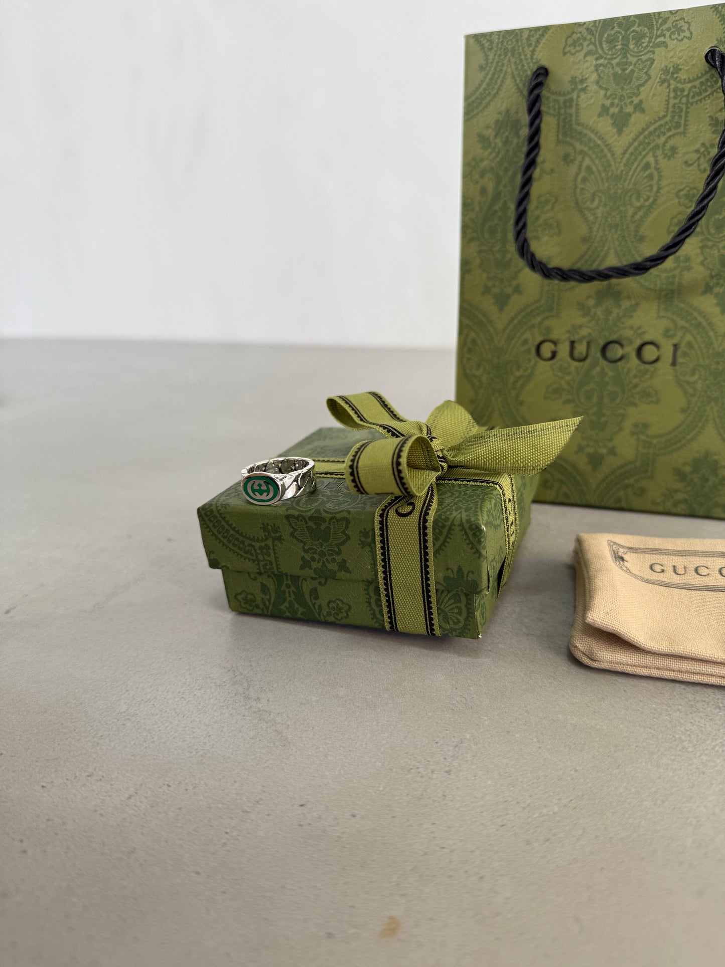 Anillo GG plateado y verde