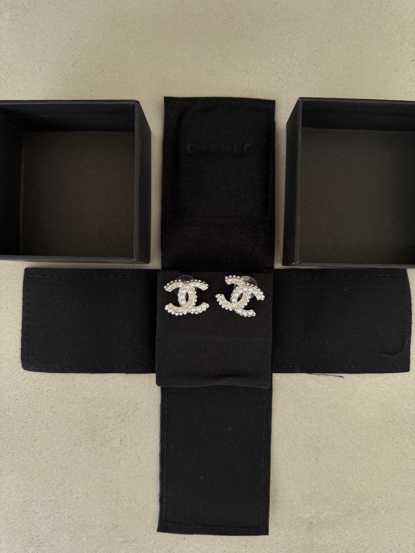 Aretes CC logo con perlas