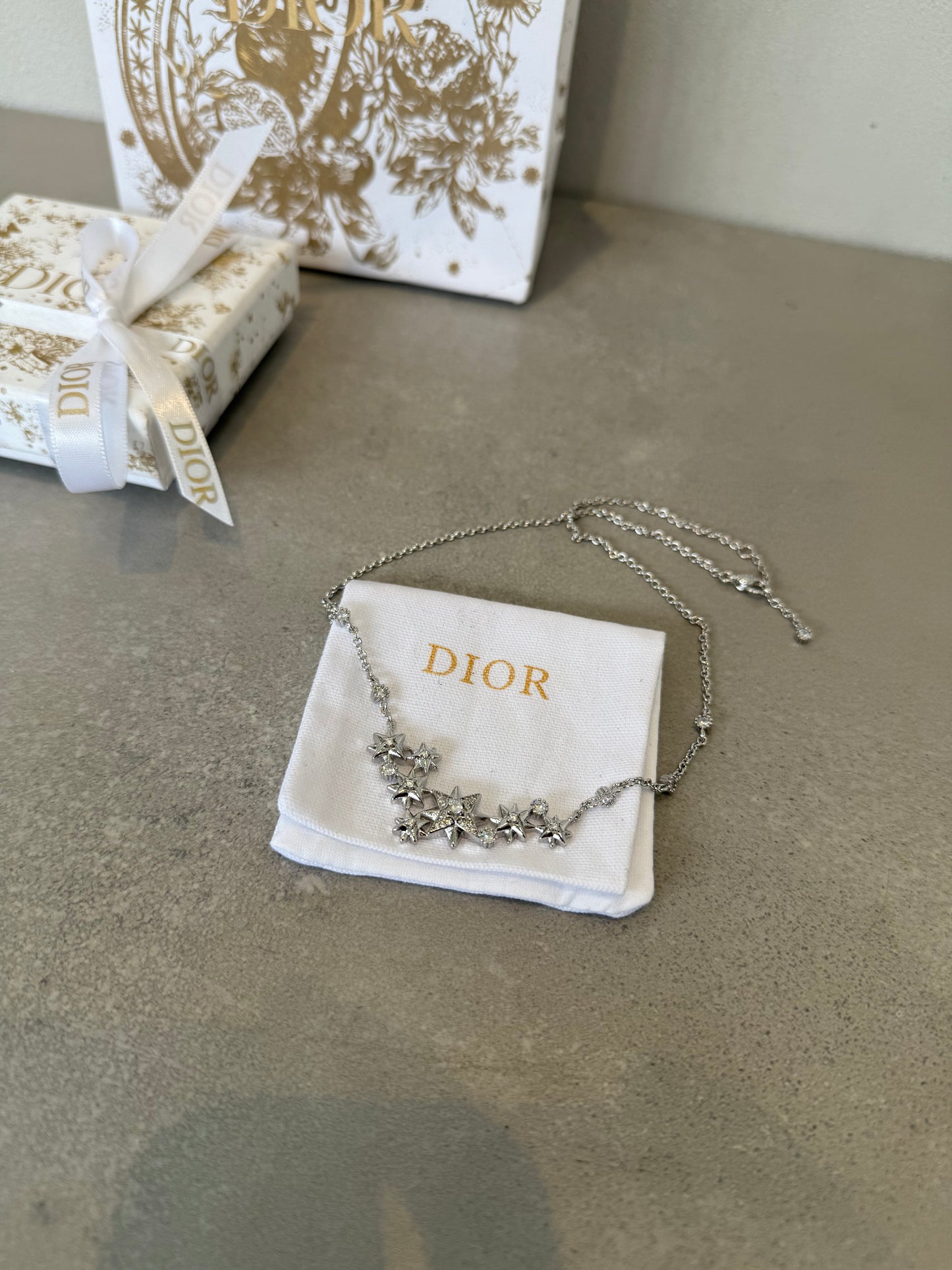 Collar CD estrellas plateado