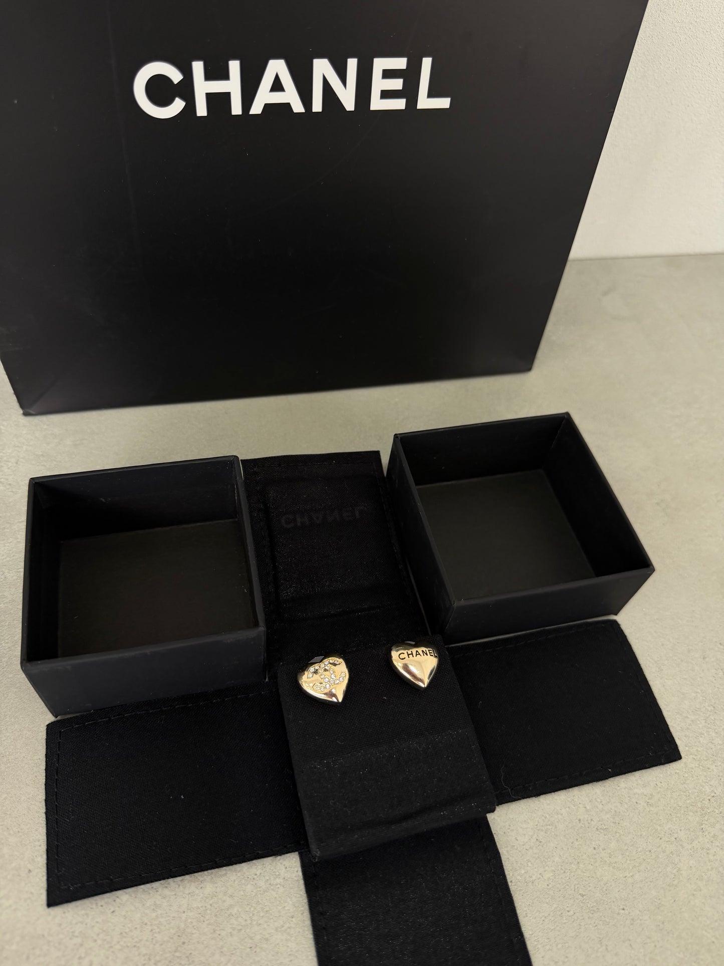 Aretes CC corazón dorado