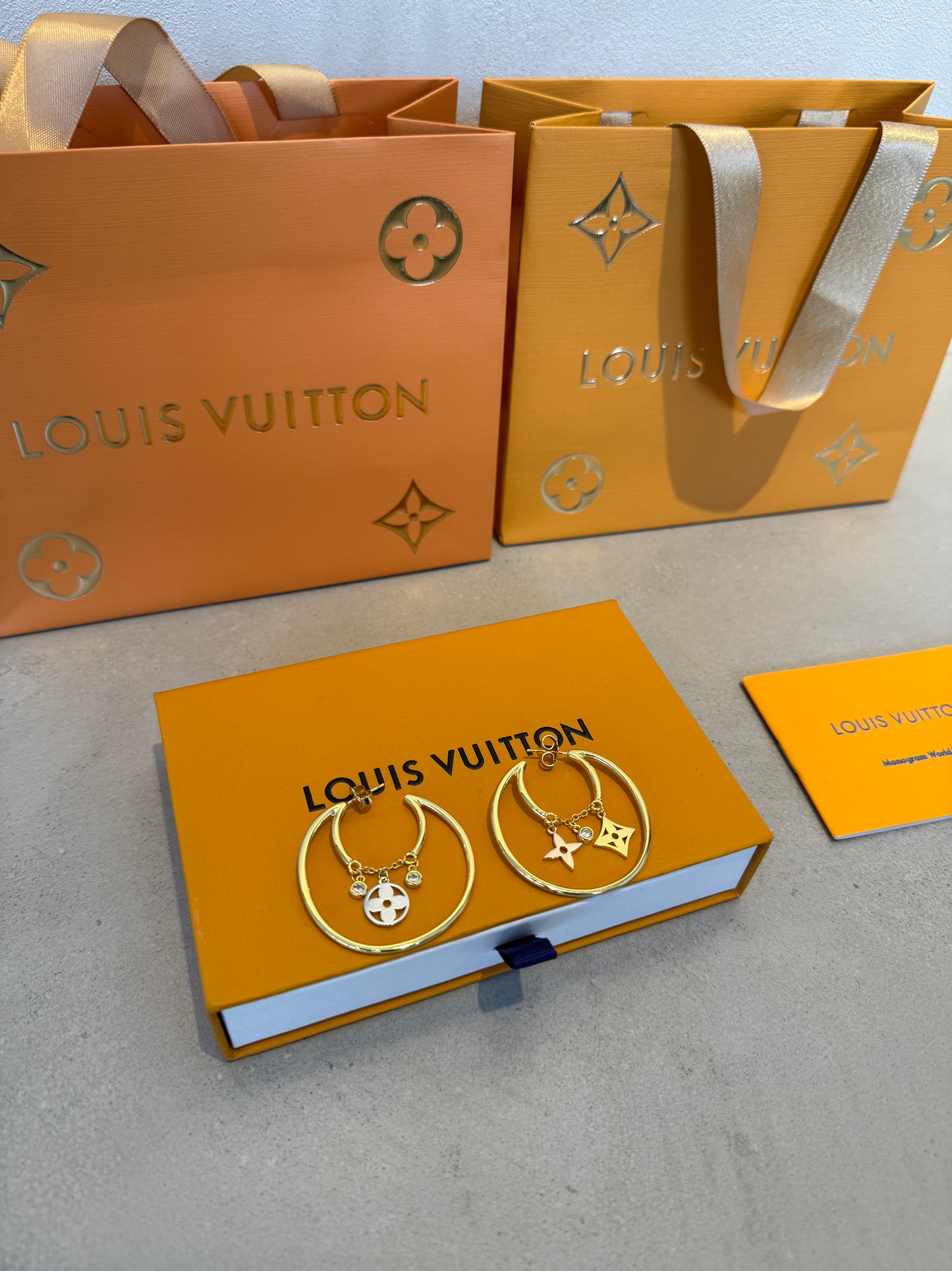 Arete LV logos dorado