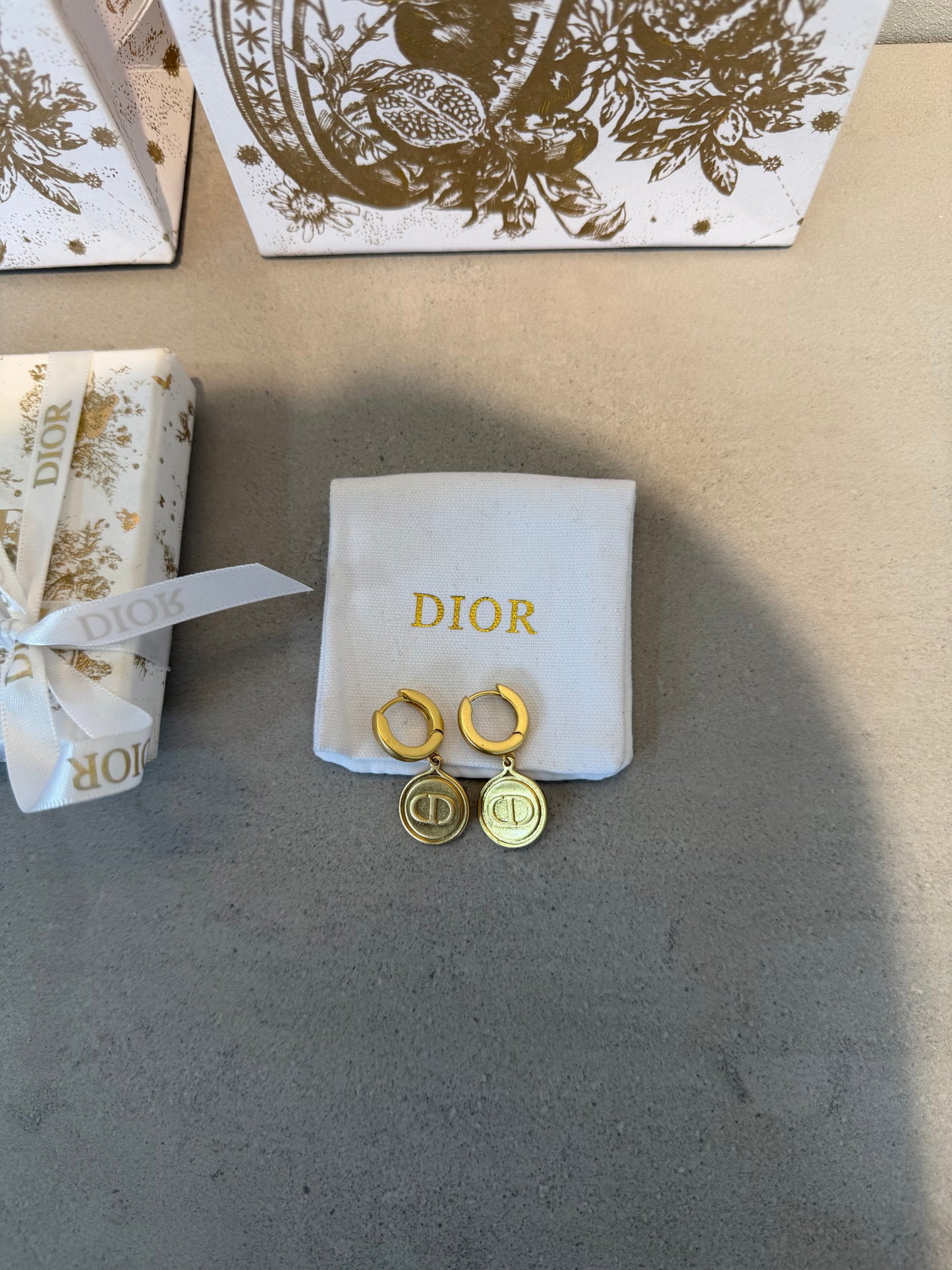 Aretes CD moneda dorada