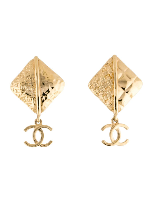 Aretes CC dorados con diseño calado -5083