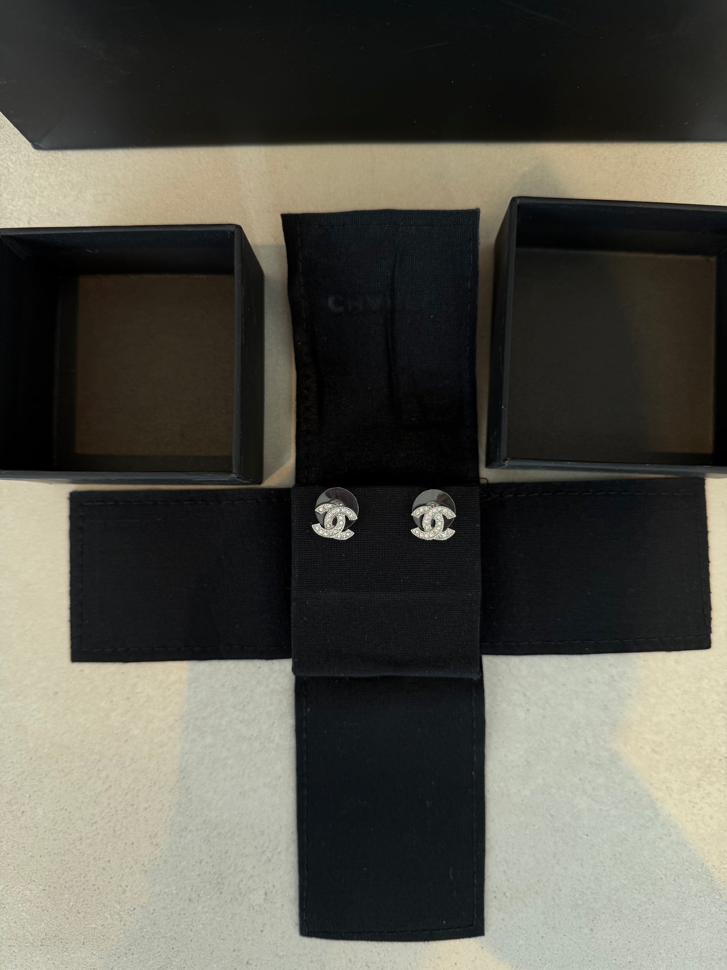 Aretes CC logo plateado