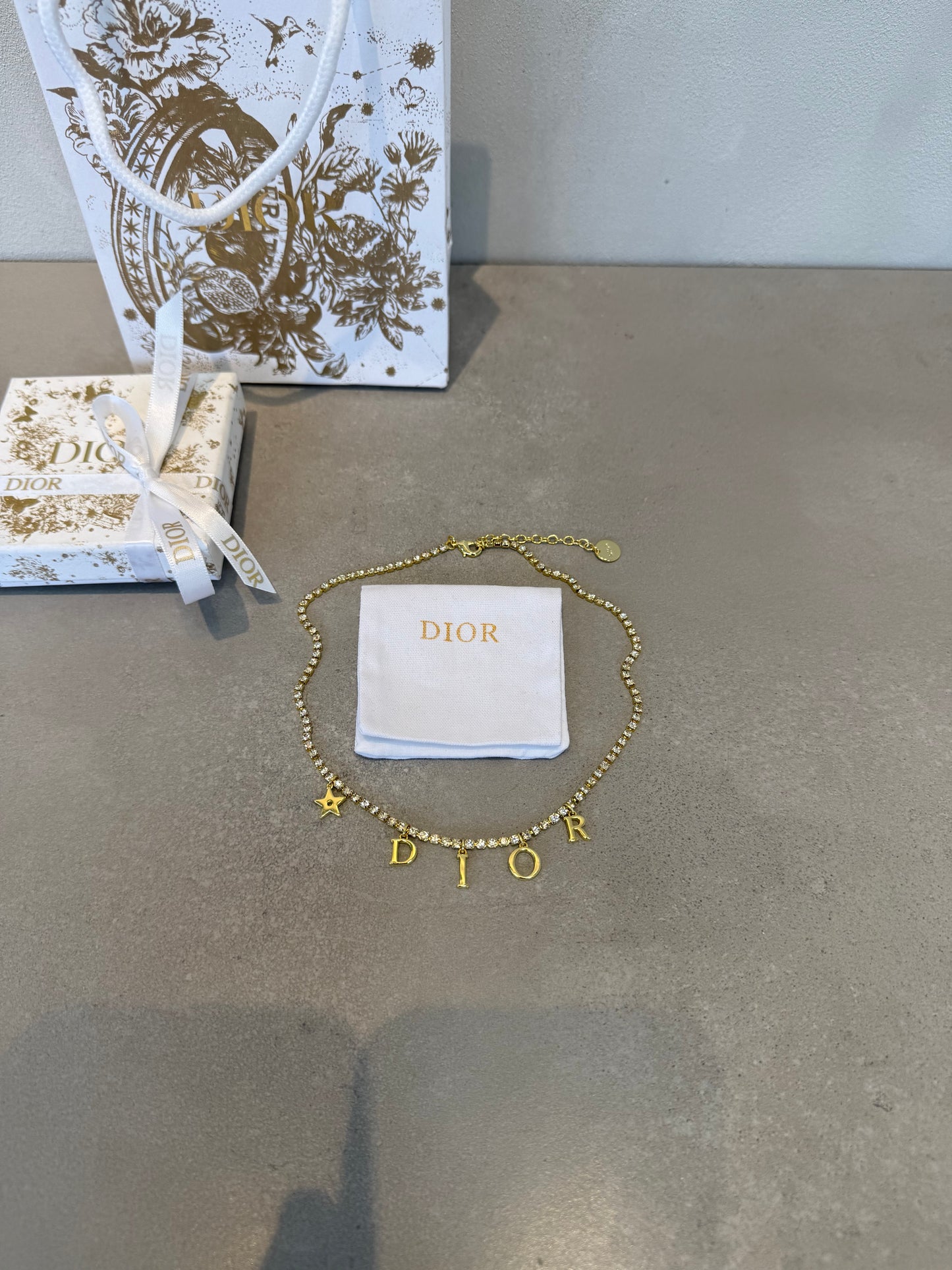 Collar CD logo dorado