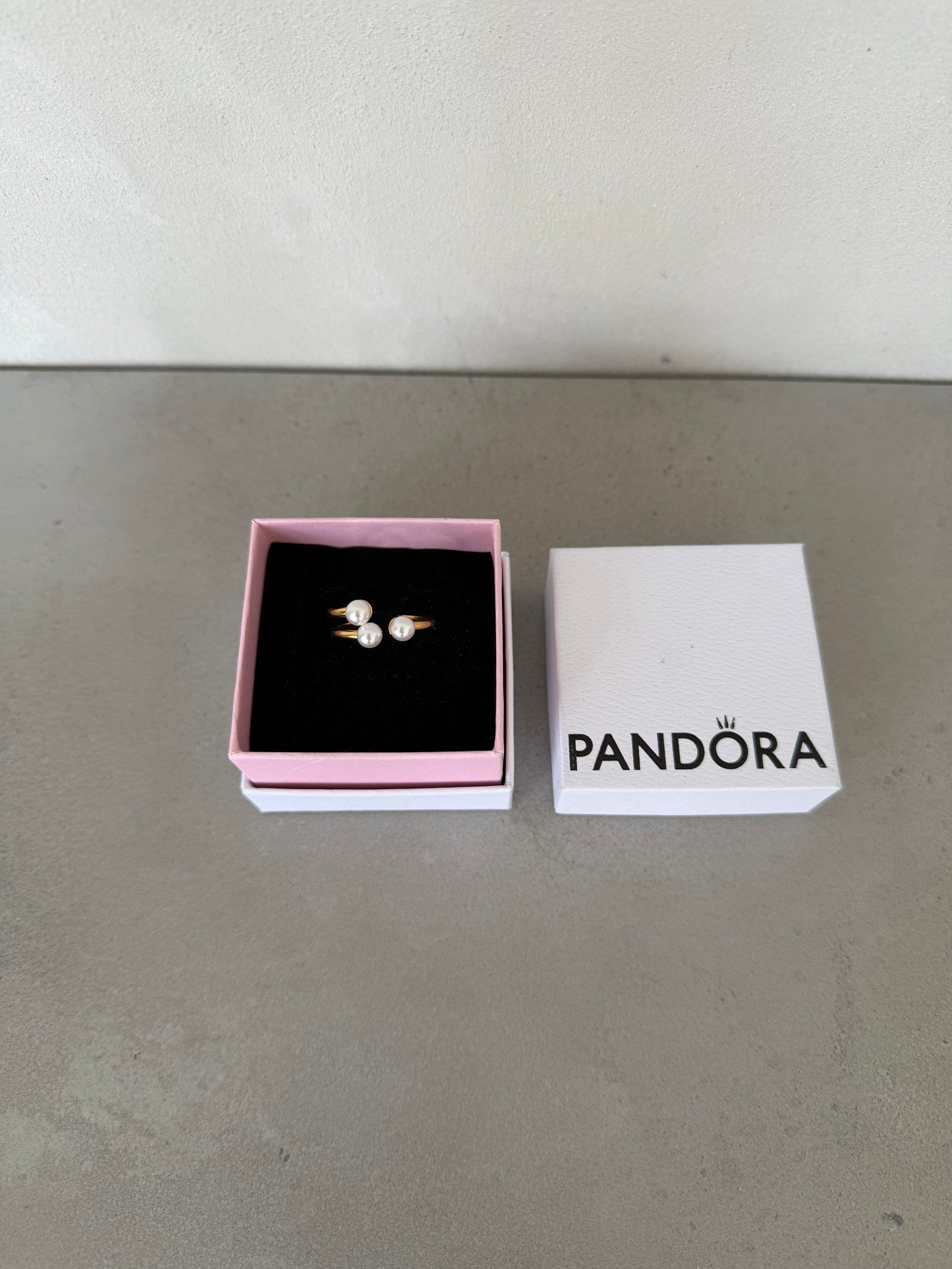 Anillo Pandora dorado con perlas -5253
