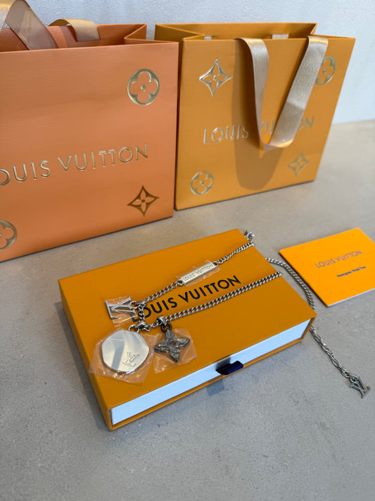 Collar LV logo plateado