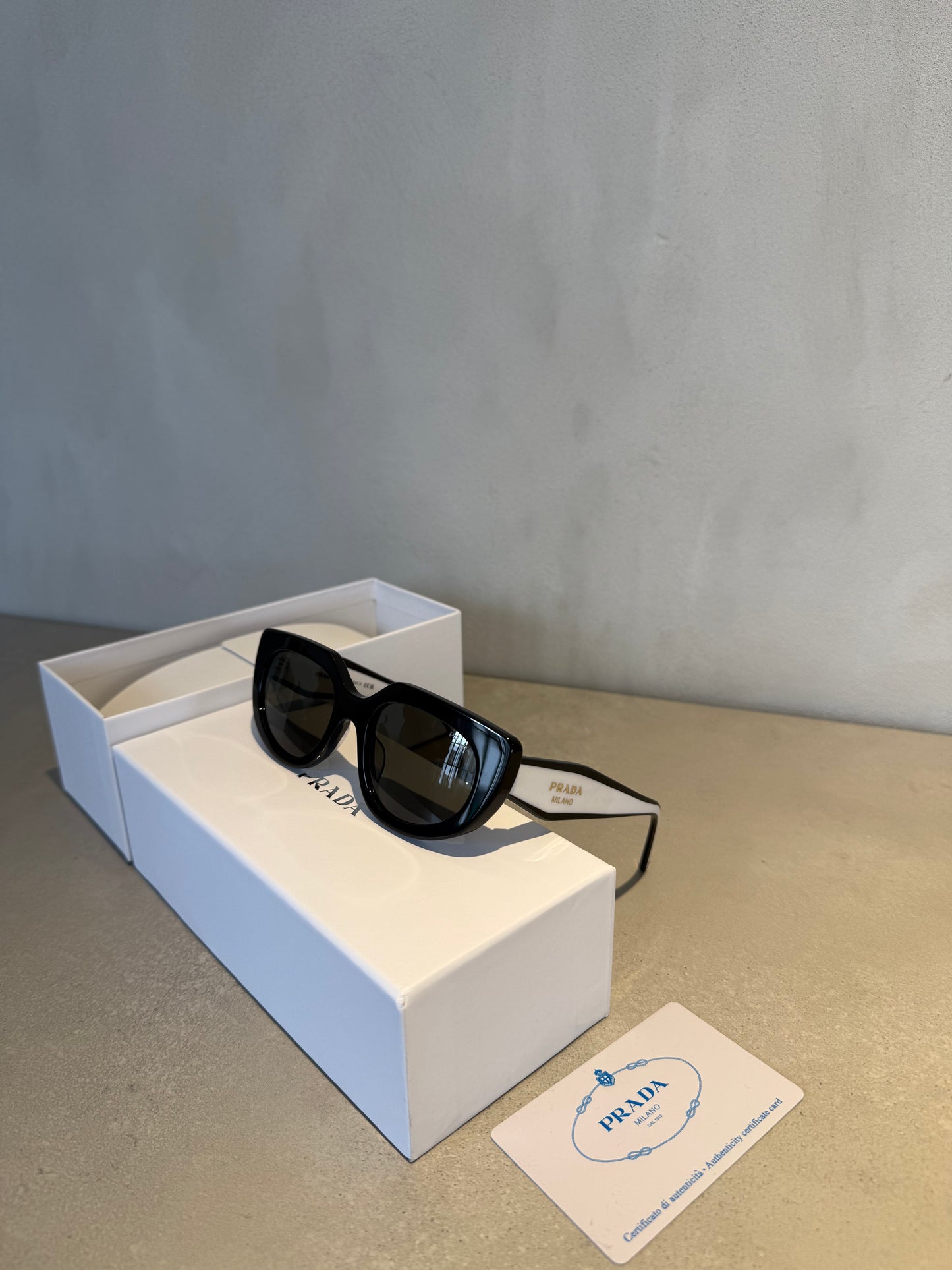Gafas de sol PR negro y blanco 5670