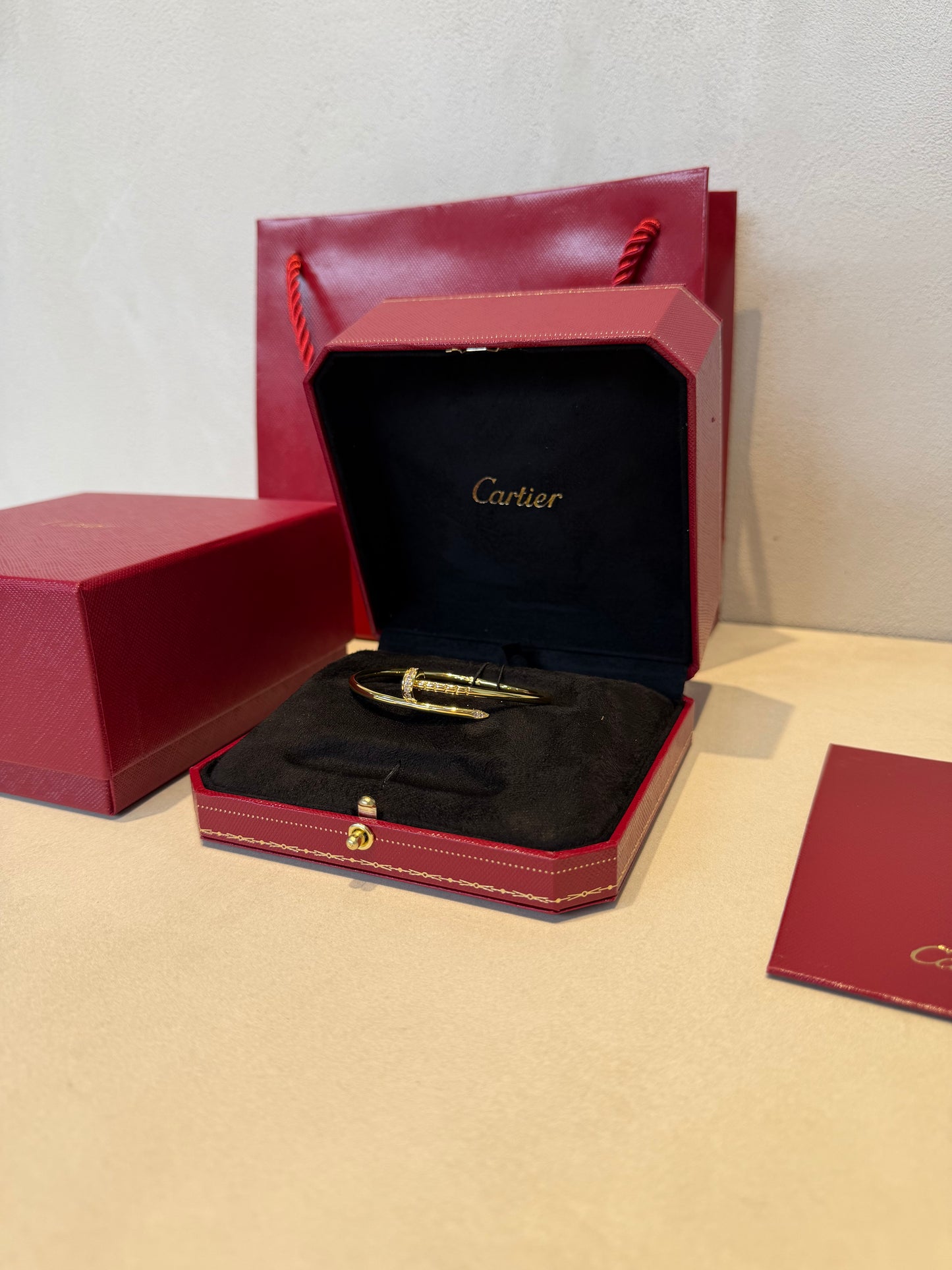 Pulsera CRT dorada con diamantes