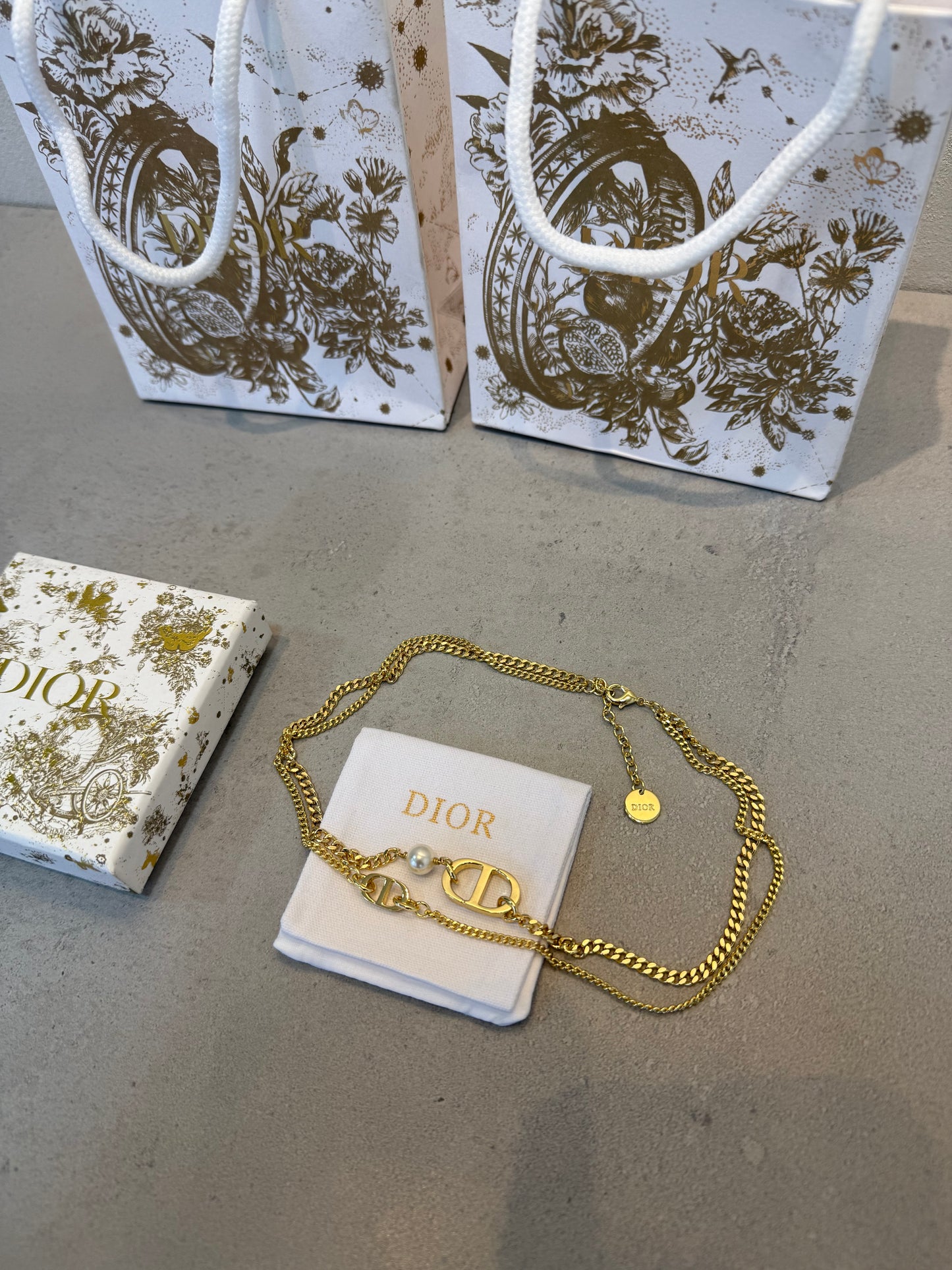 Collar CD dorado y perla -5042