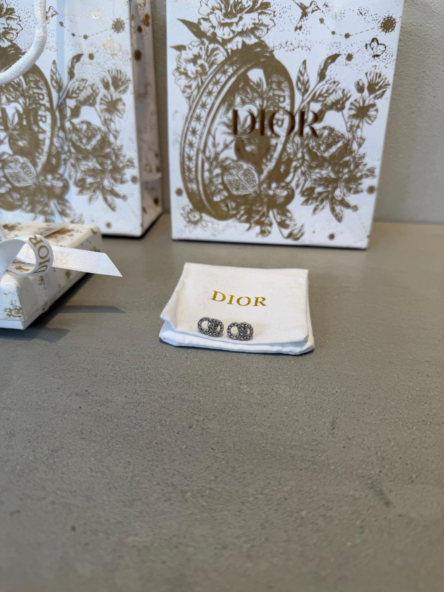 Aretes CD insignia zirconia plata