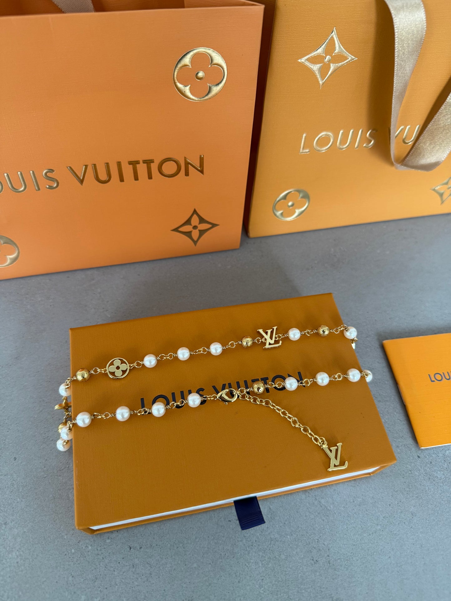 Collar LV perlas con dorado