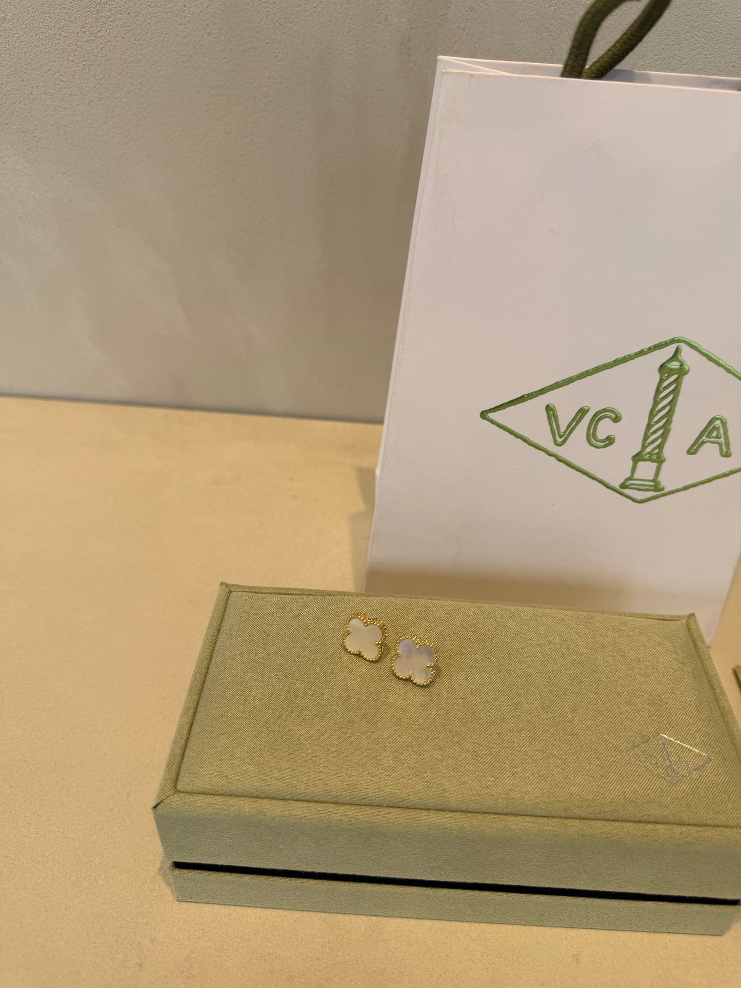 Aretes VCA blancos-dorado