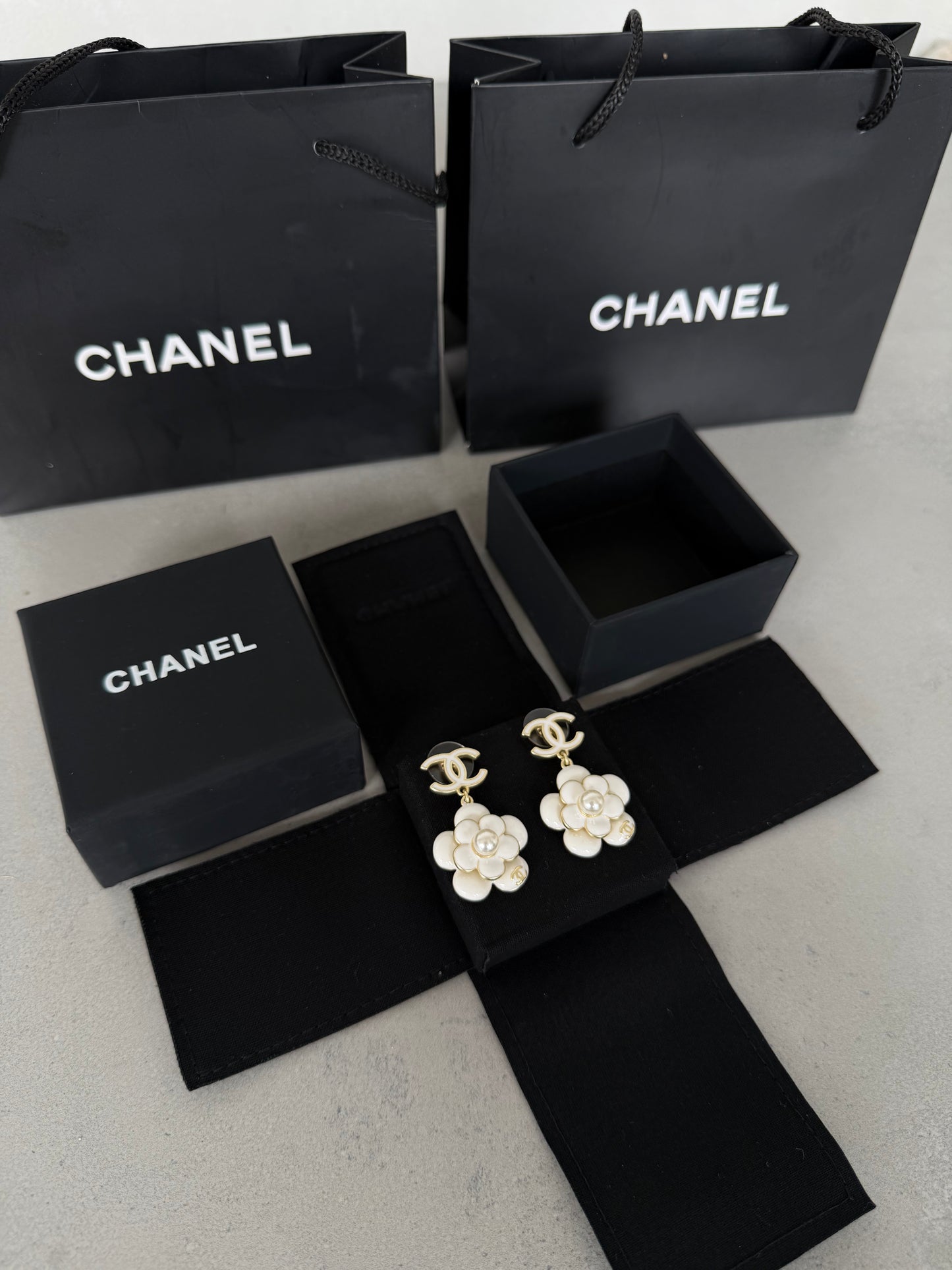 Aretes CC logo y flor en blanco