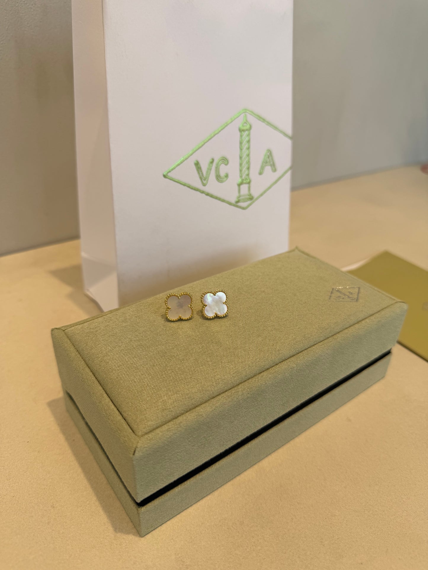 Aretes VCA blancos-dorado