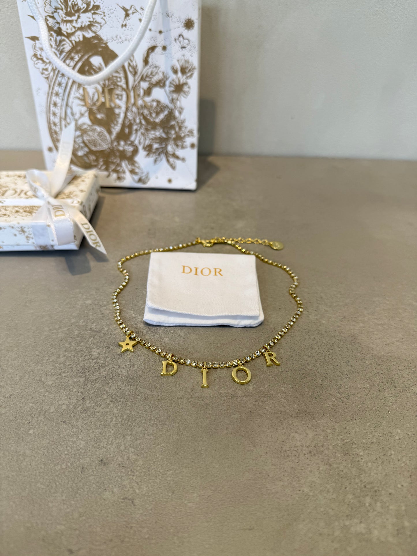 Collar CD logo dorado