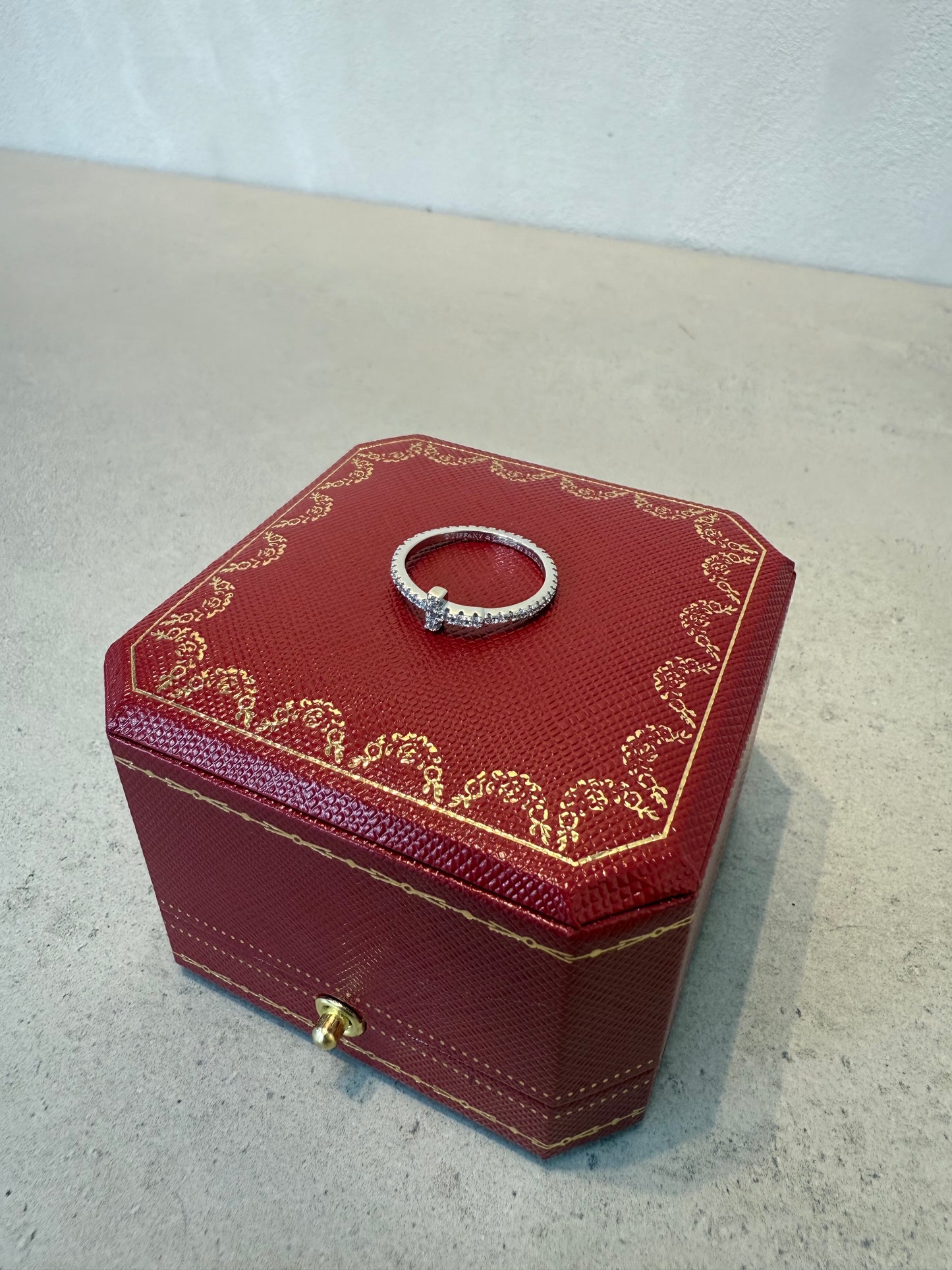 Anillo TIF plateado con zirconias -5181