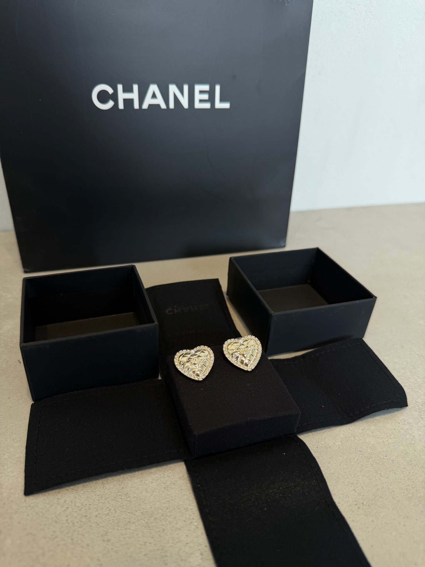 Aretes CC corazón dorado