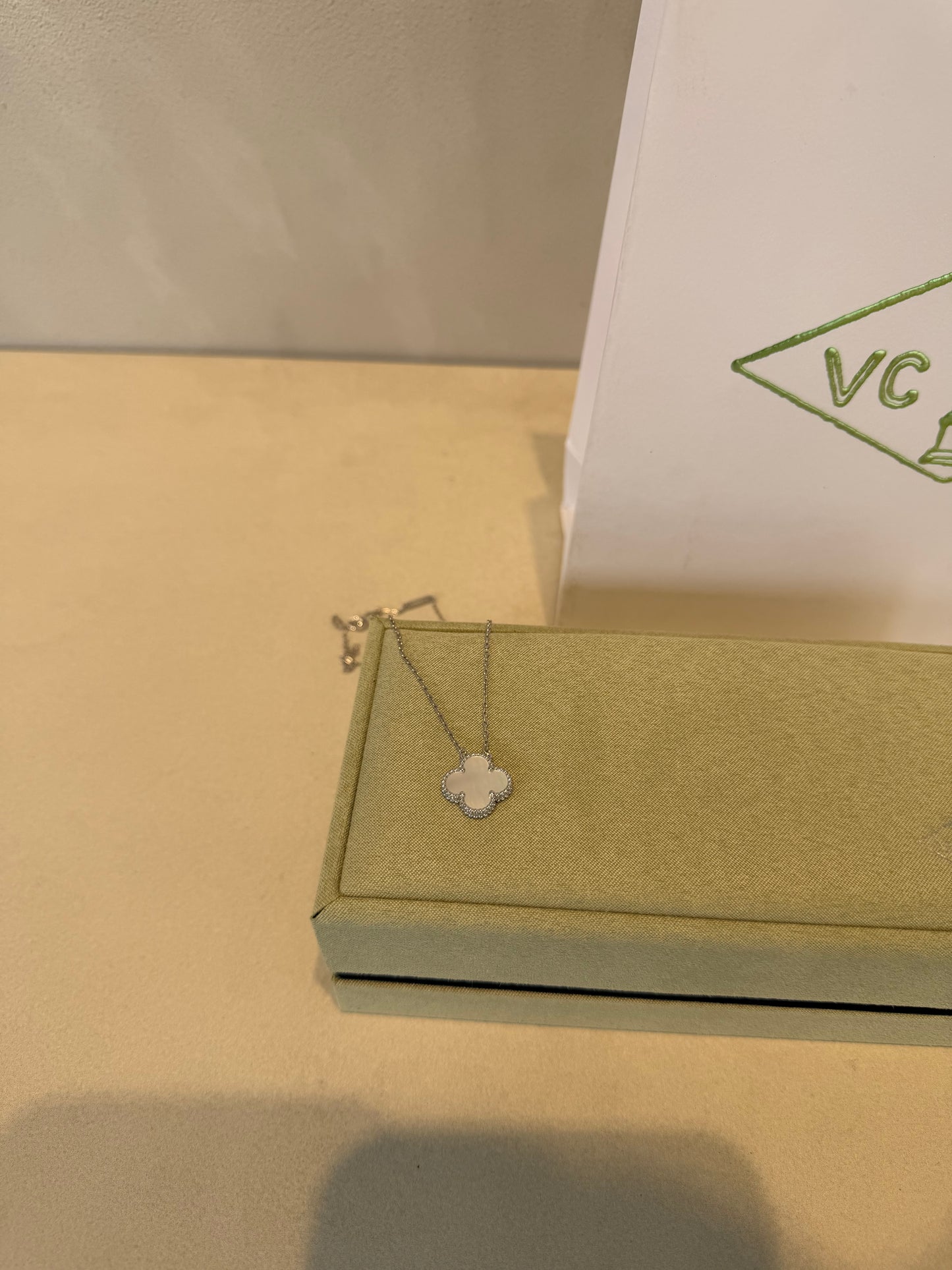 Collar VCA blanco-plateado