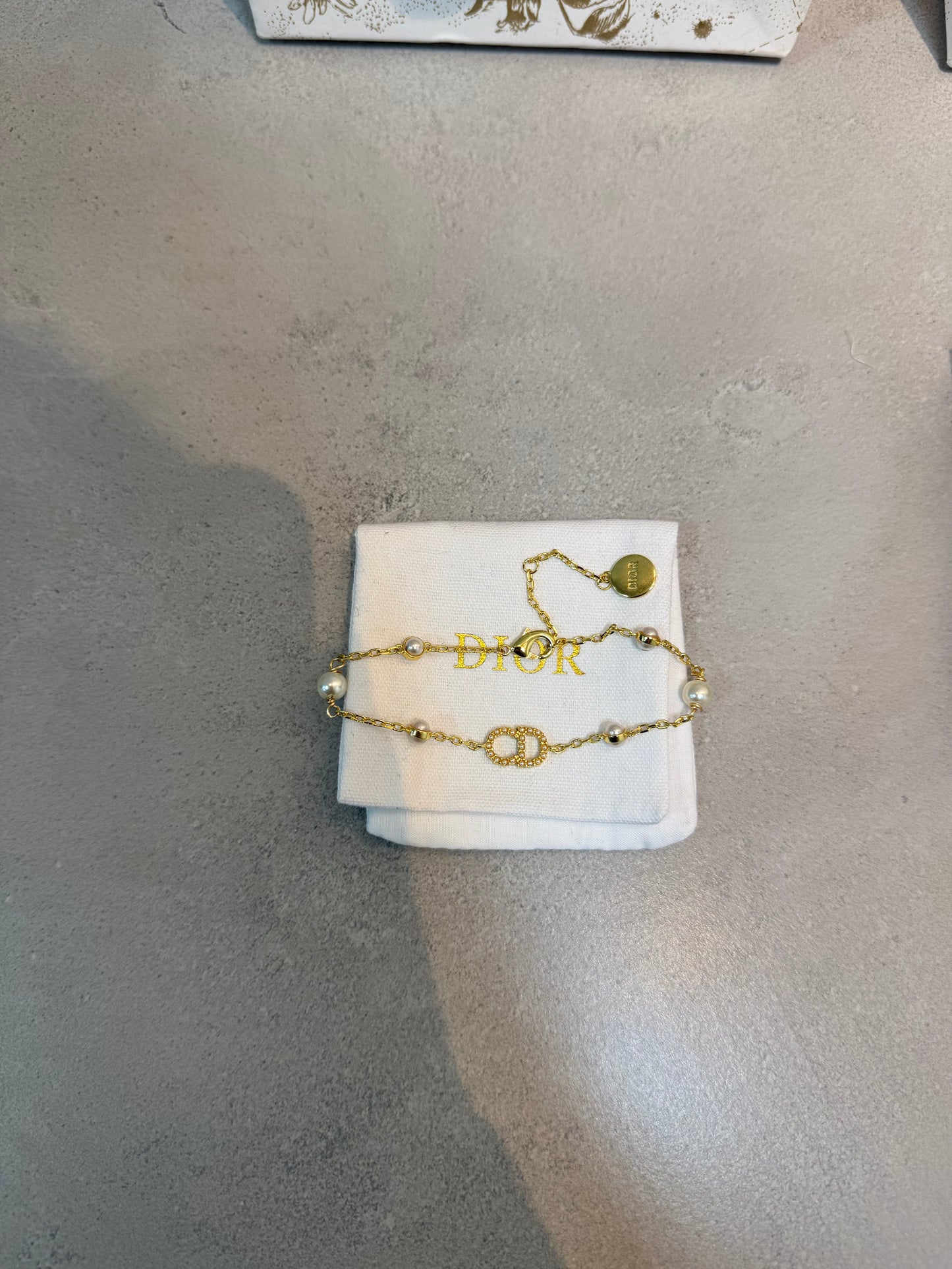 Pulsera CD logo y Perlas