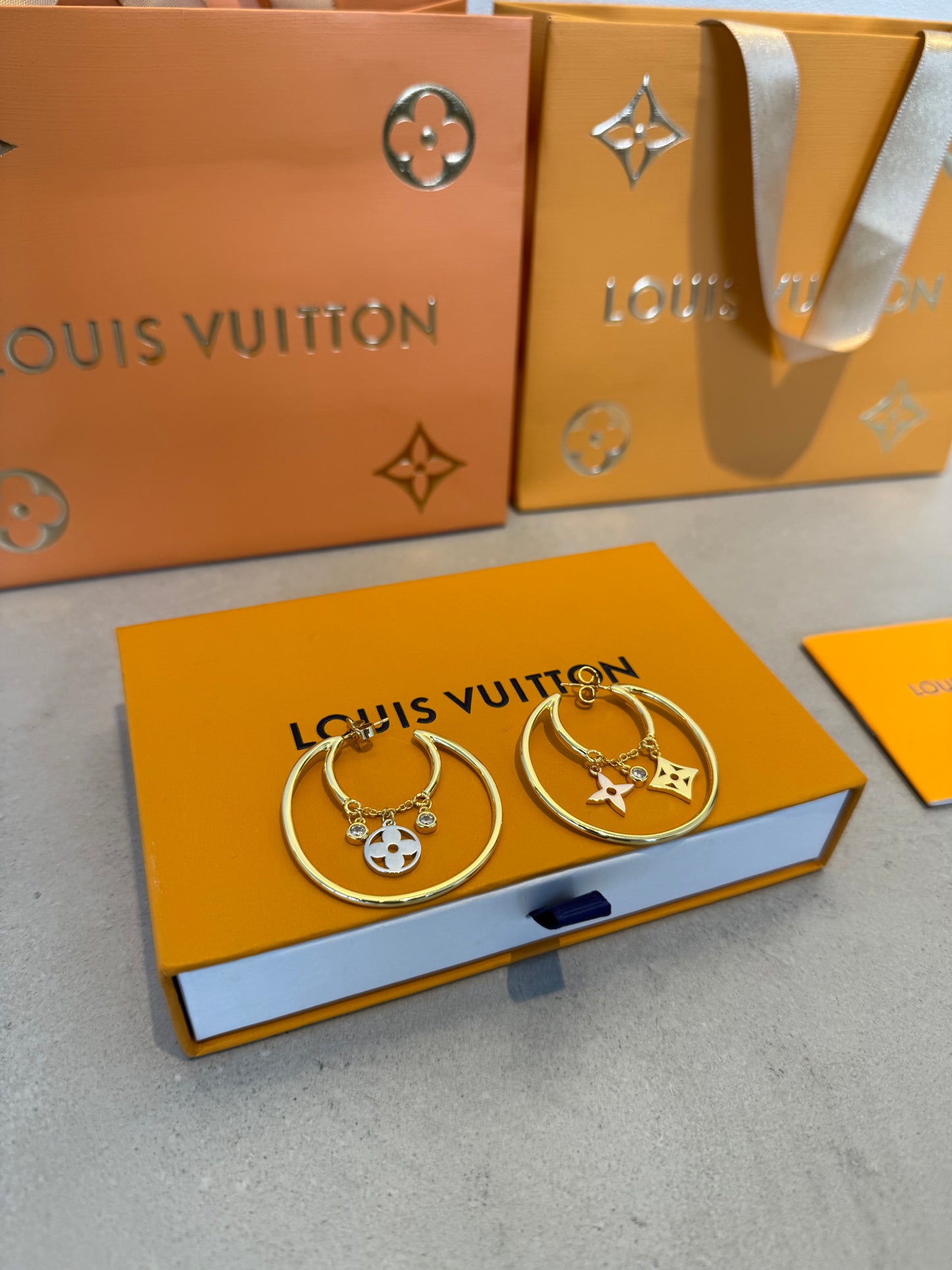 Arete LV logos dorado