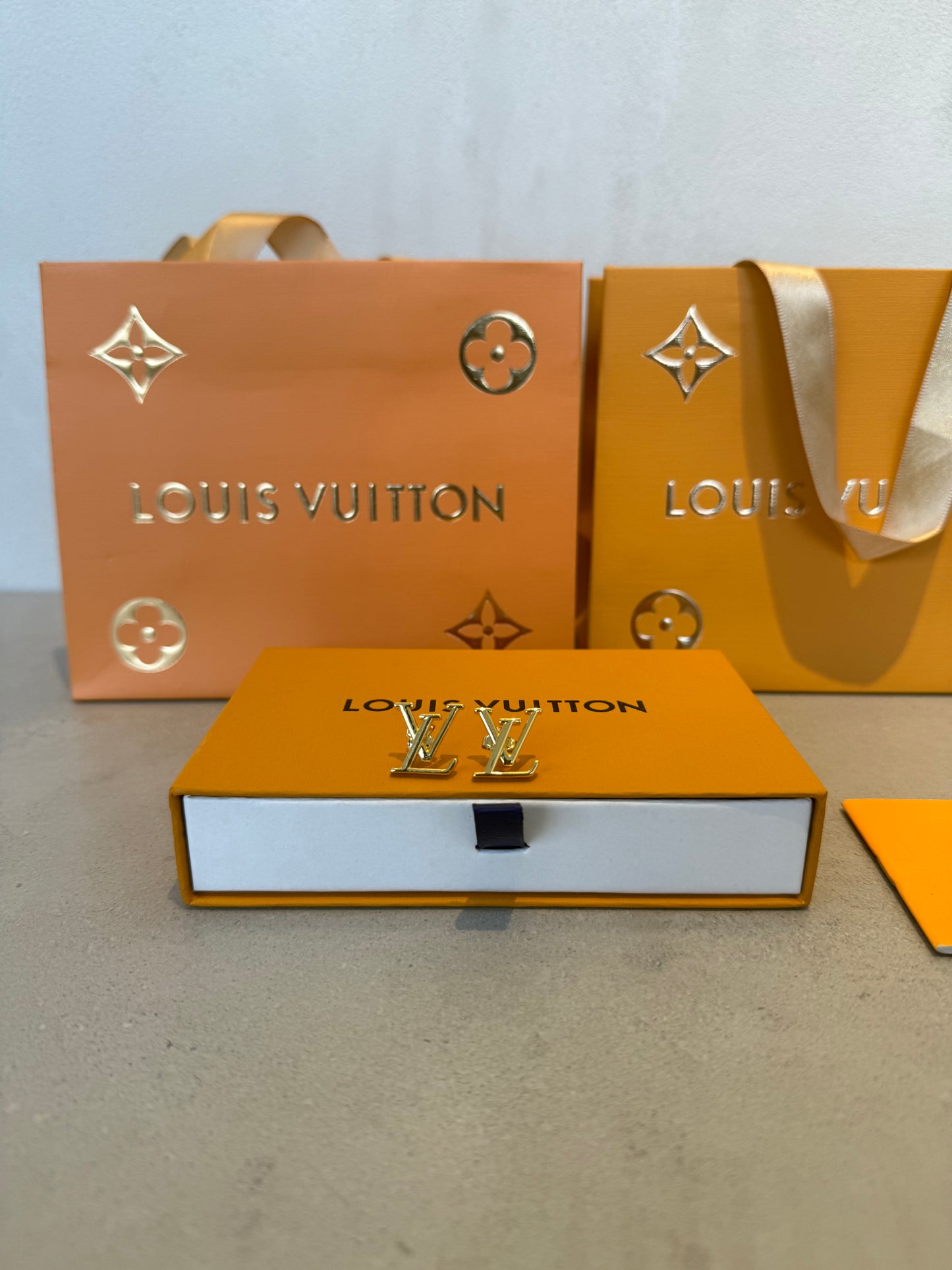 Arete LV dorado logo