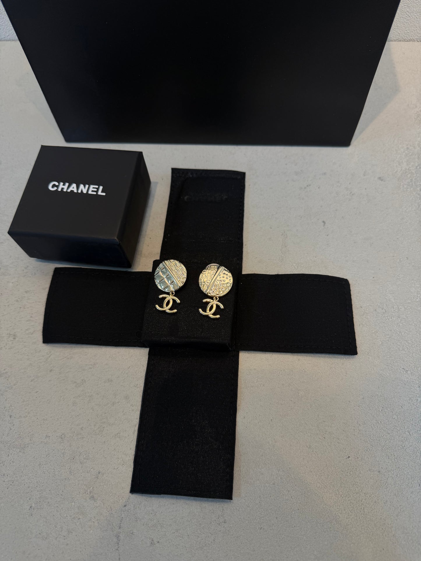 Aretes CC dorados círculo -5113