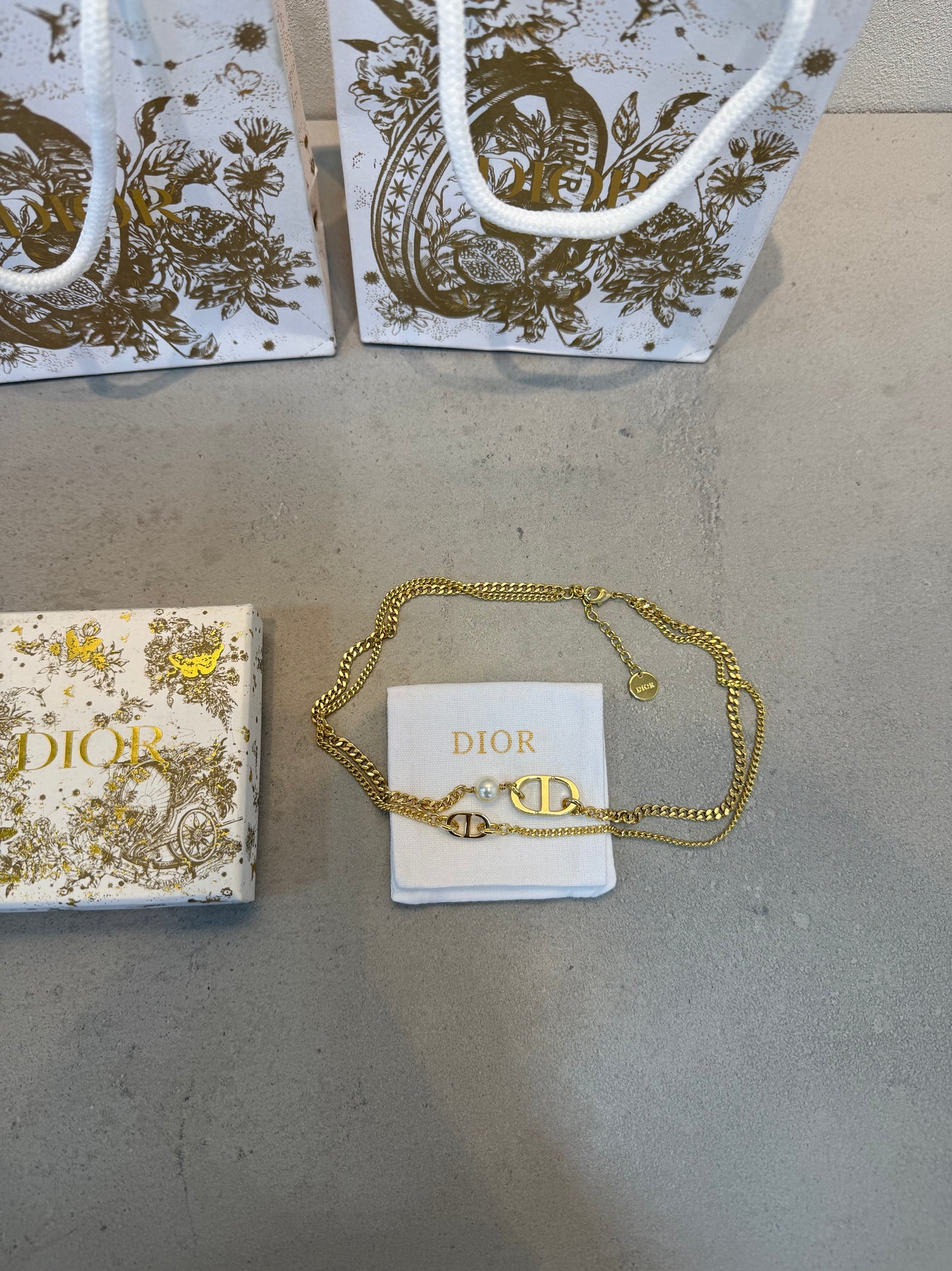 Collar CD dorado y perla -5042