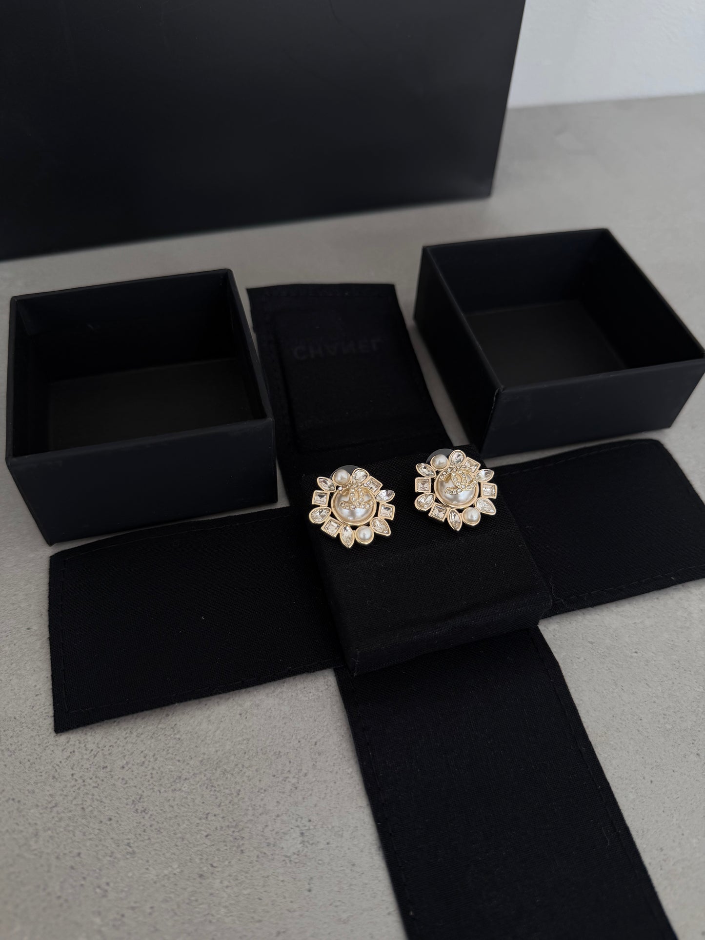 Aretes CC flor con perlas y diamantes - 5476