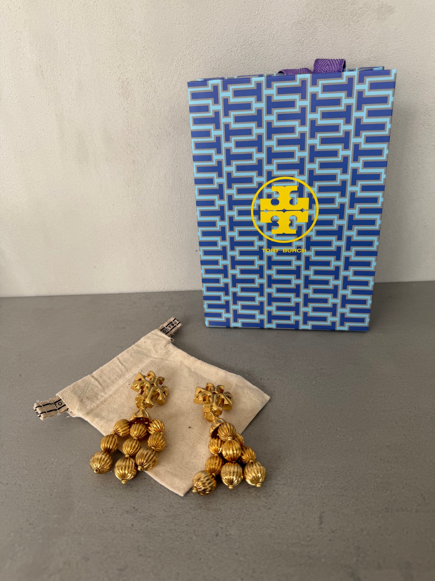 Aretes TB dorados largos con múltiples colgantes texturizados