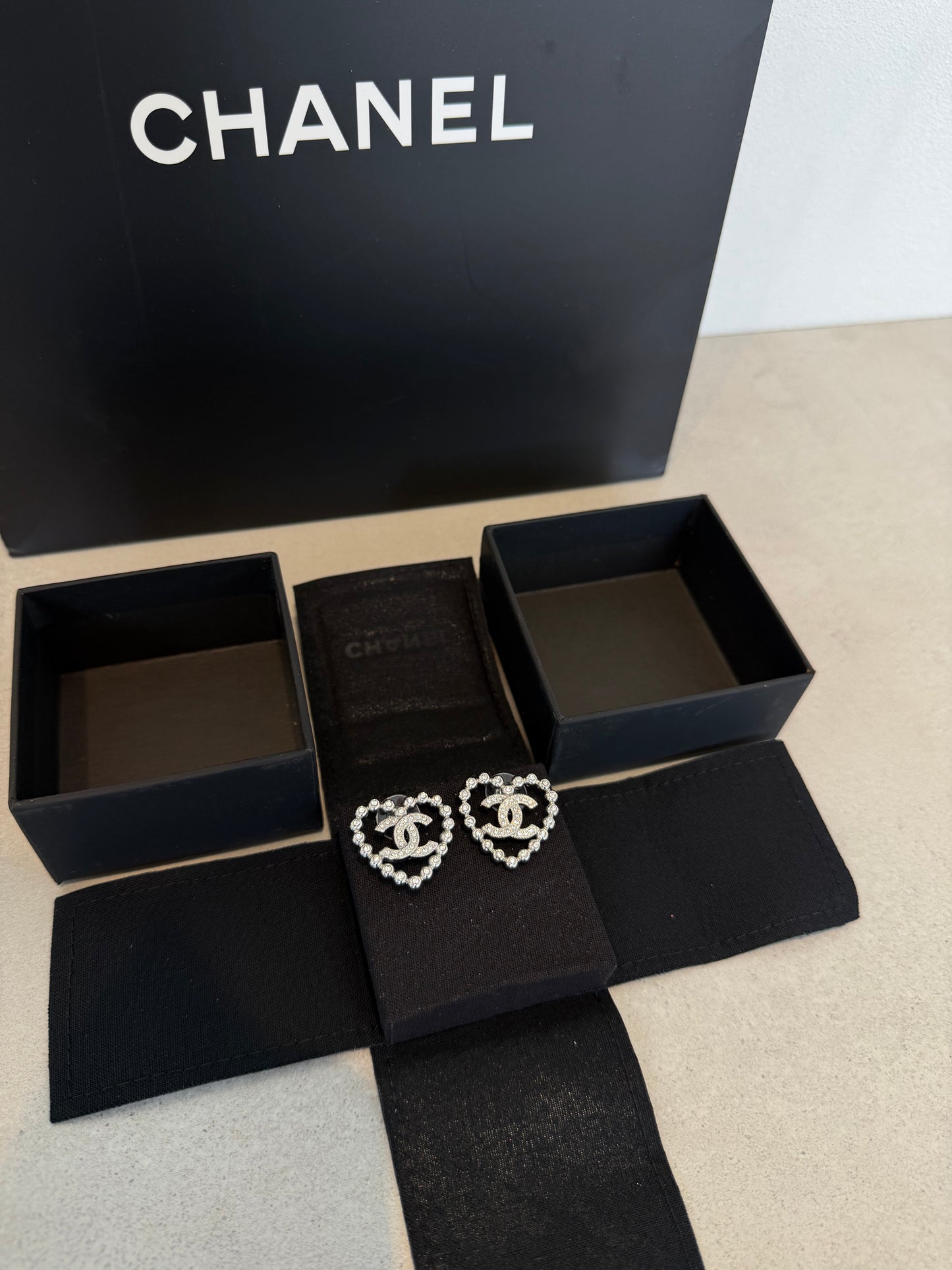 Aretes CC corazón con diamantes