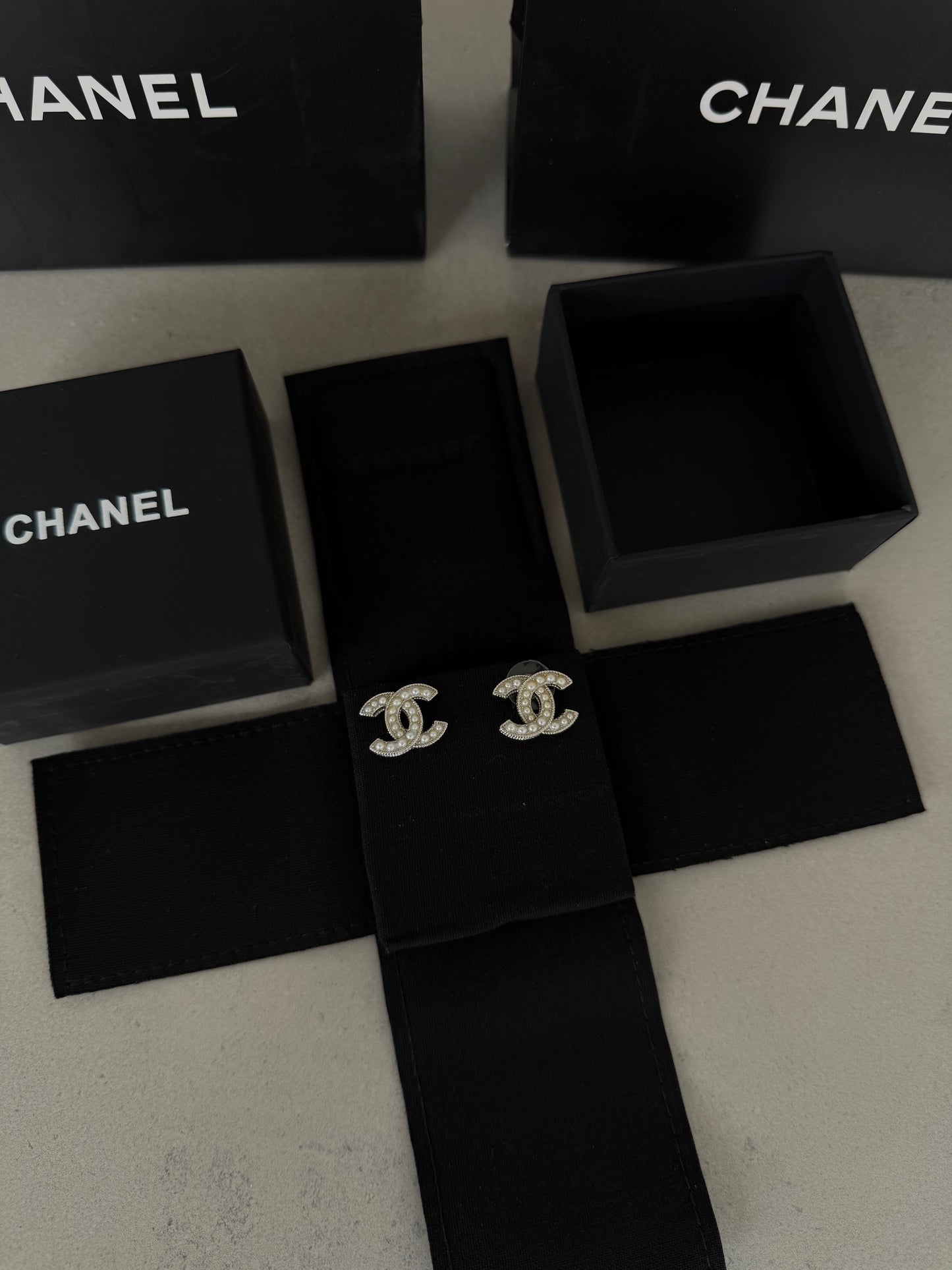 Aretes CC plateado y perlas