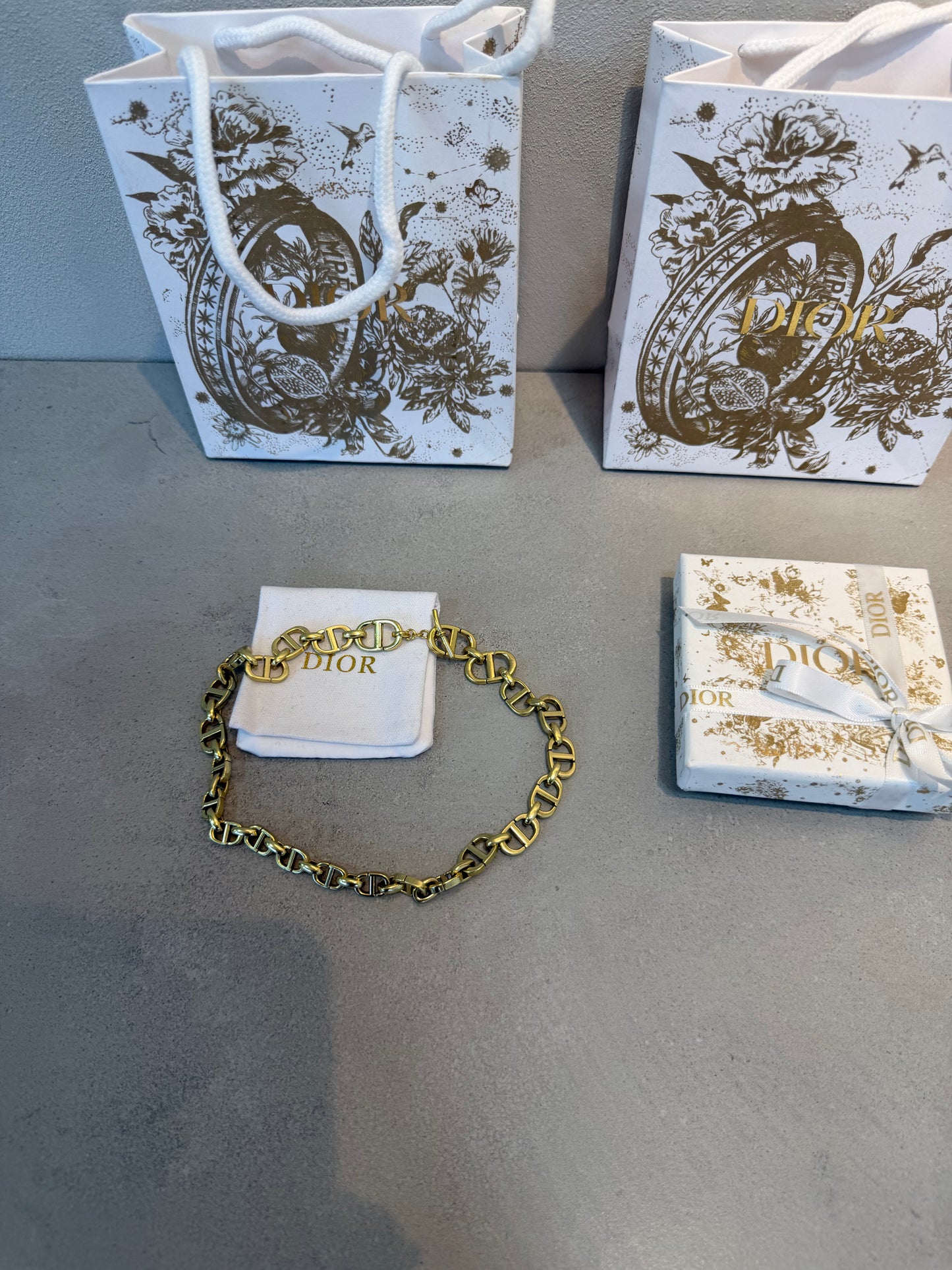 Collar CD logo dorado