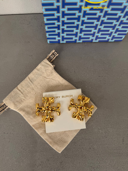 Aretes TB dorados con diseño de logo texturizado